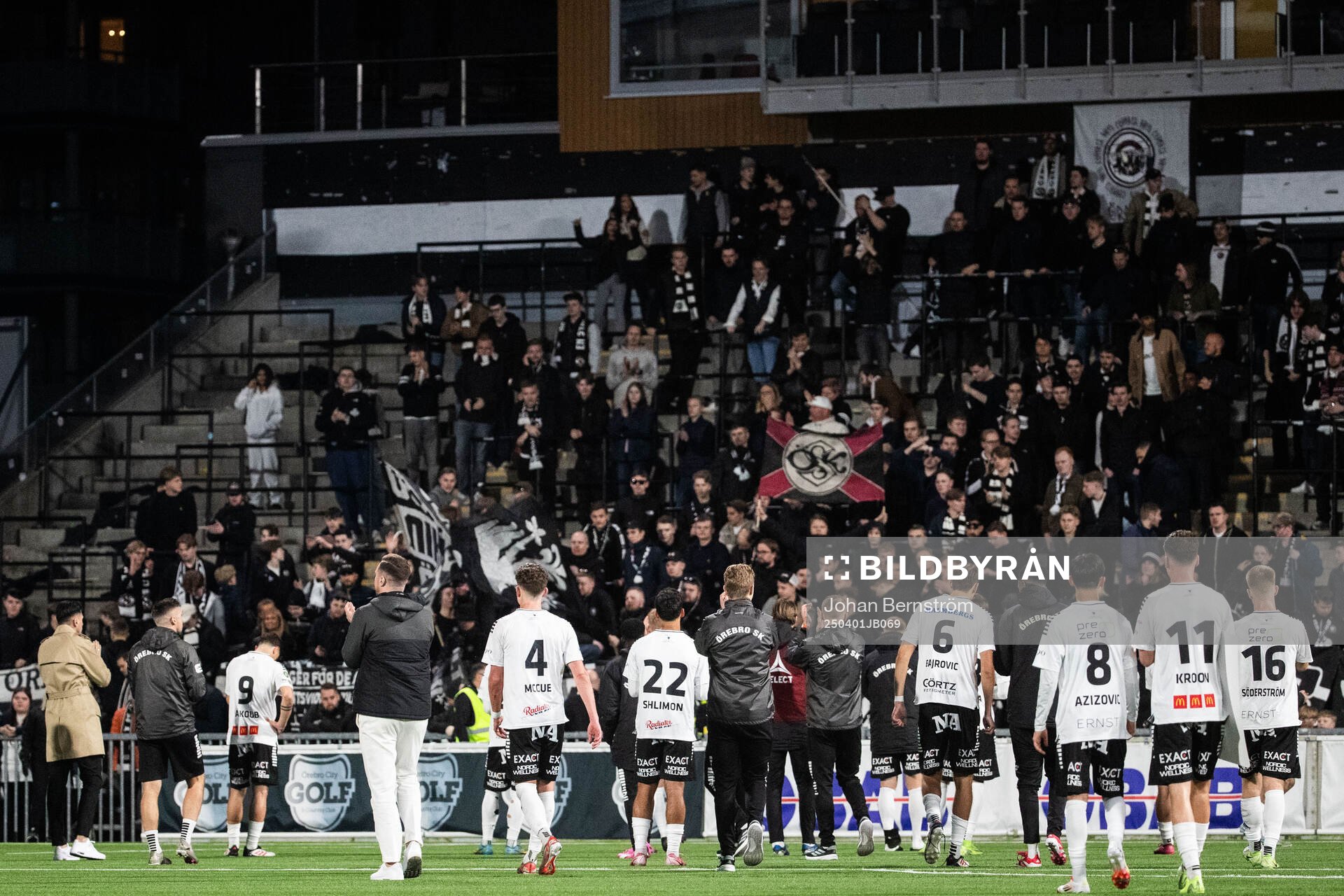 Örebros spelare deppar framför supportrarna