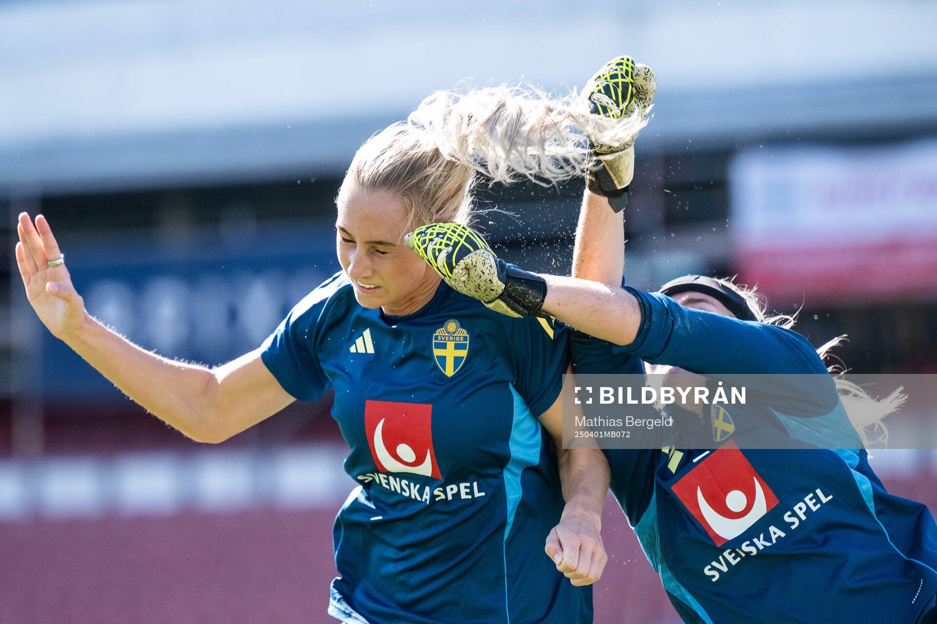 Ellen Wangerheim and goalkeeper Emma Holmgren
