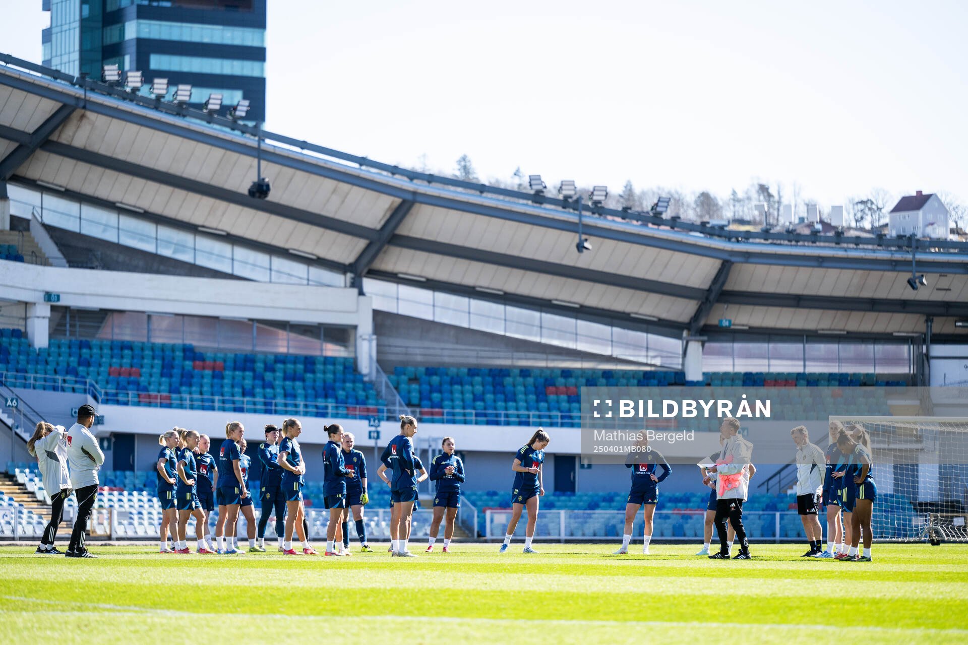 Head coach Peter Gerhardsson talks to players
