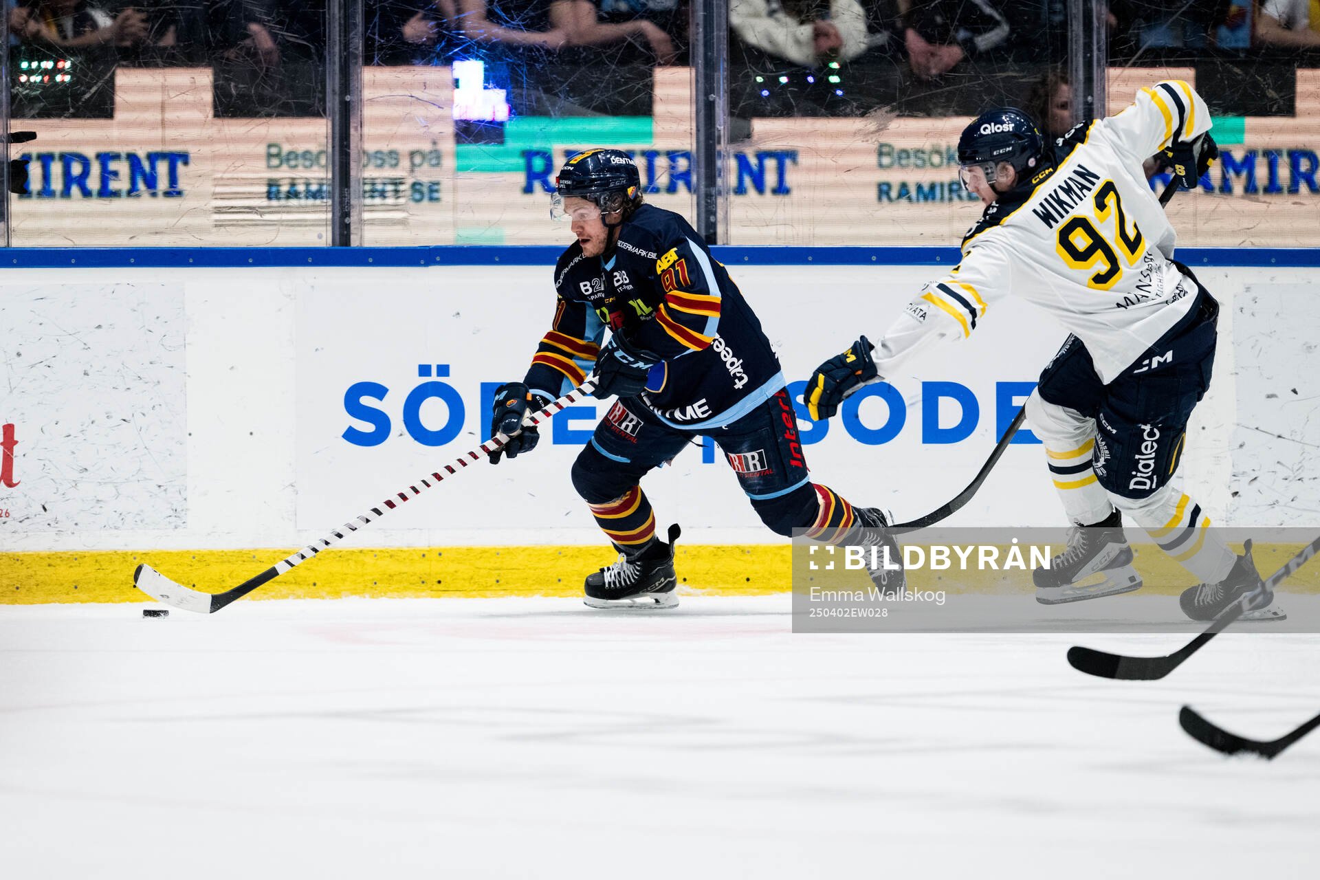 Djurgårdens Tyler Kelleher och Södertäljes Albert Wikman