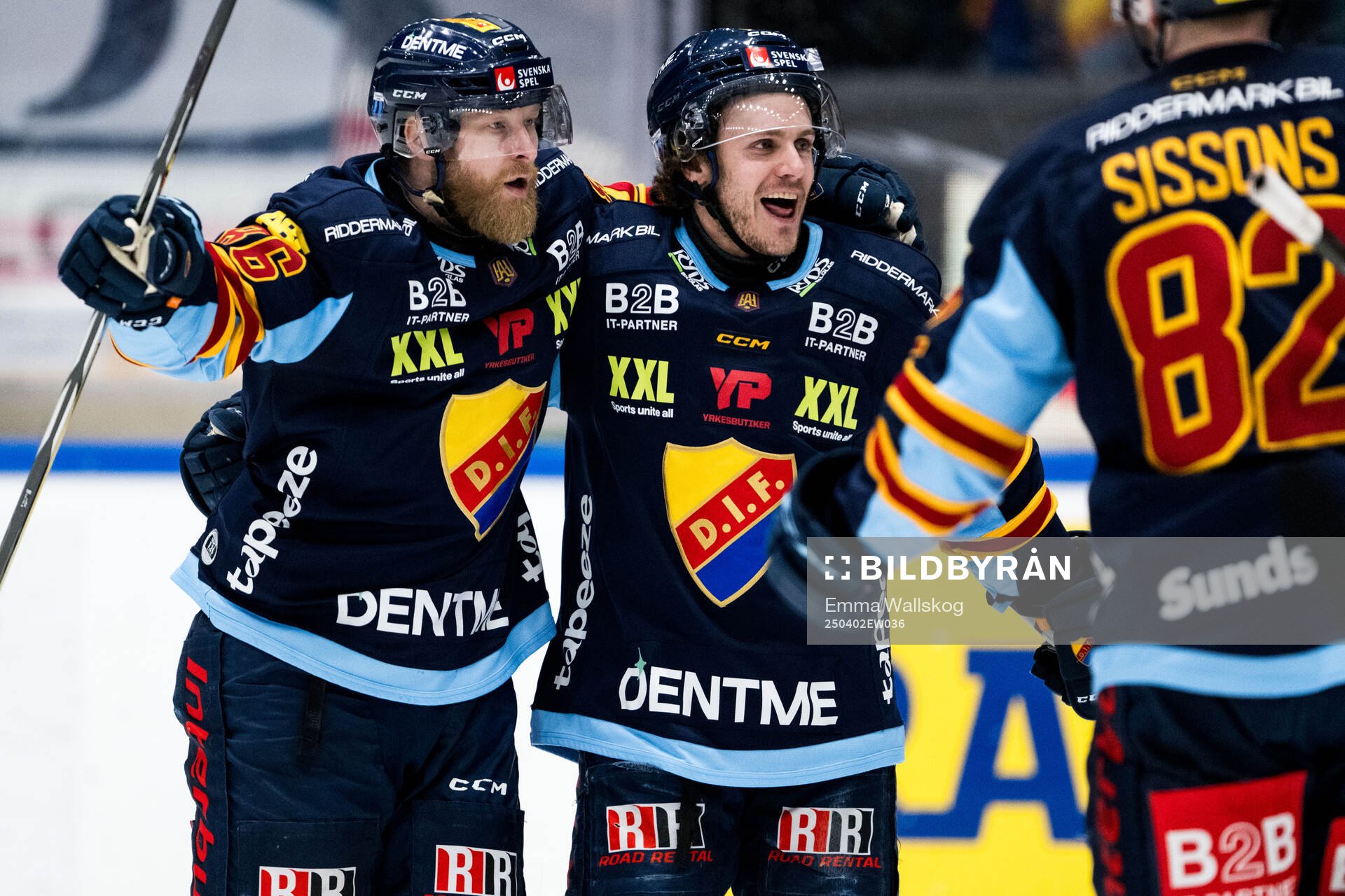 Djurgårdens Tyler Kelleher och Linus Klasen jublar