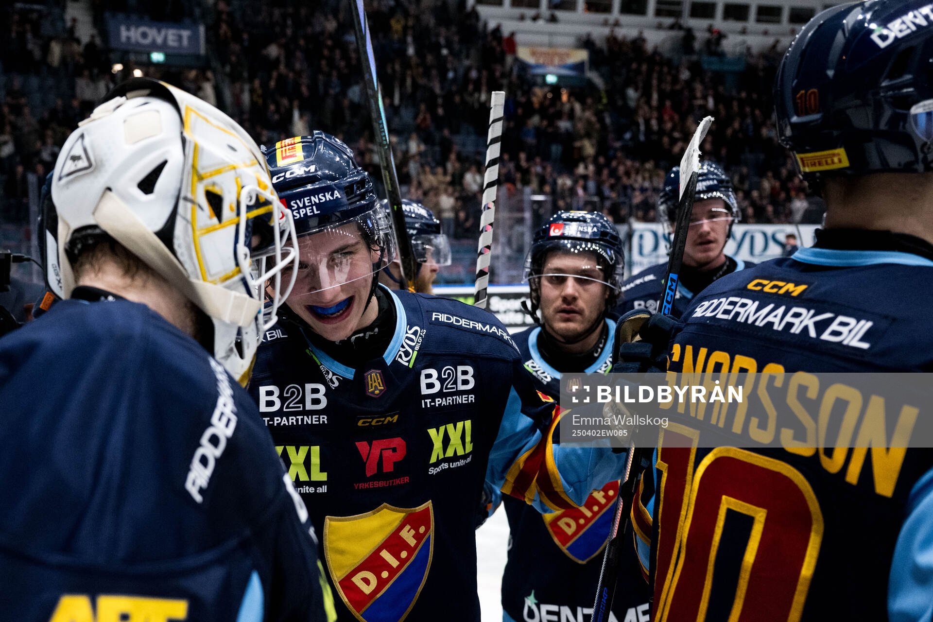 Djurgårdens målvakt Hugo Hävelid och Victor Eklund jublar