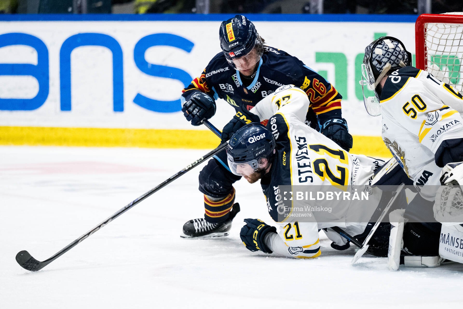 Djurgårdens Fredric Weigel och Södertäljes Nolan Stevens