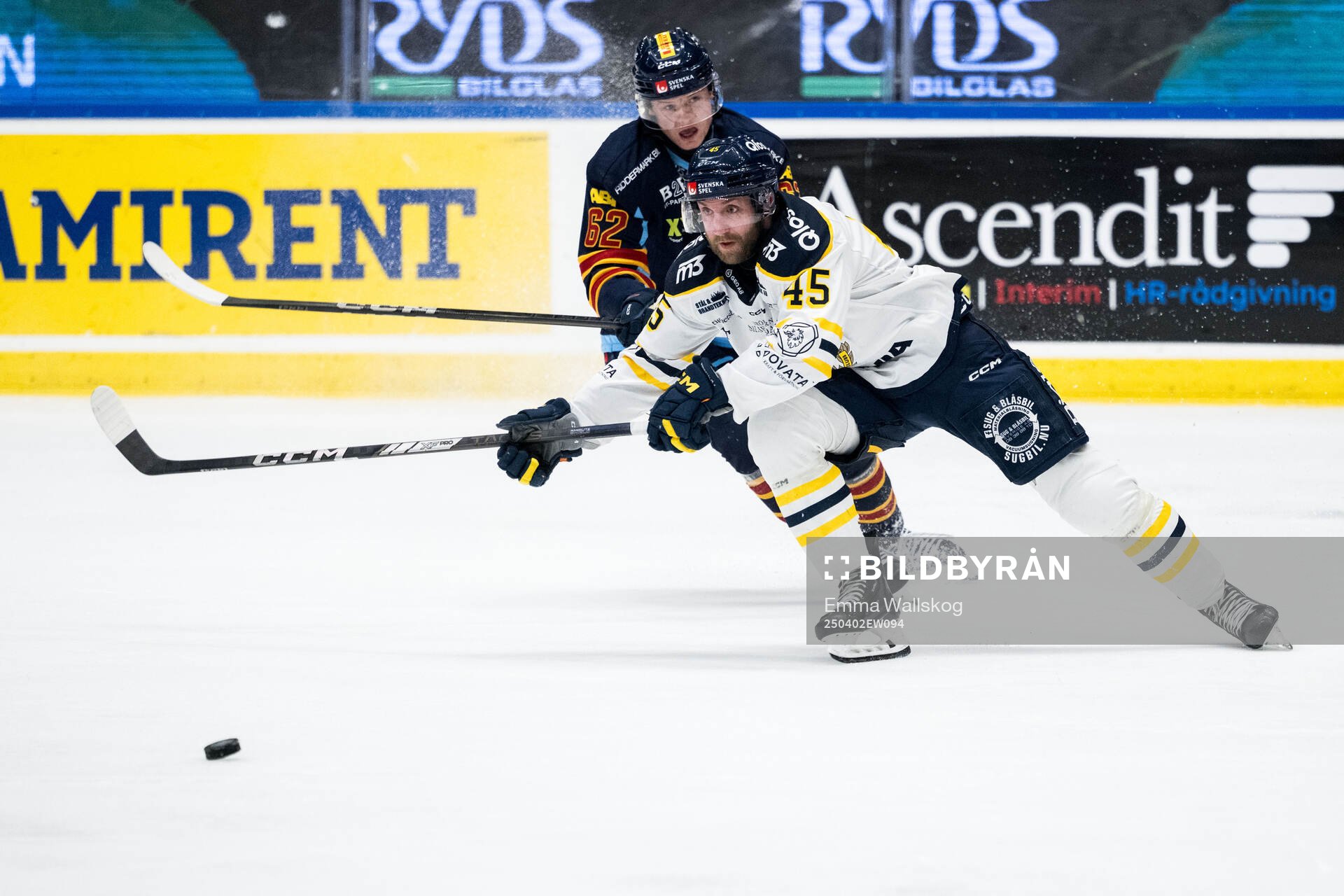 Djurgårdens Hampus Larsson och Södertäljes Sebastian Dyk