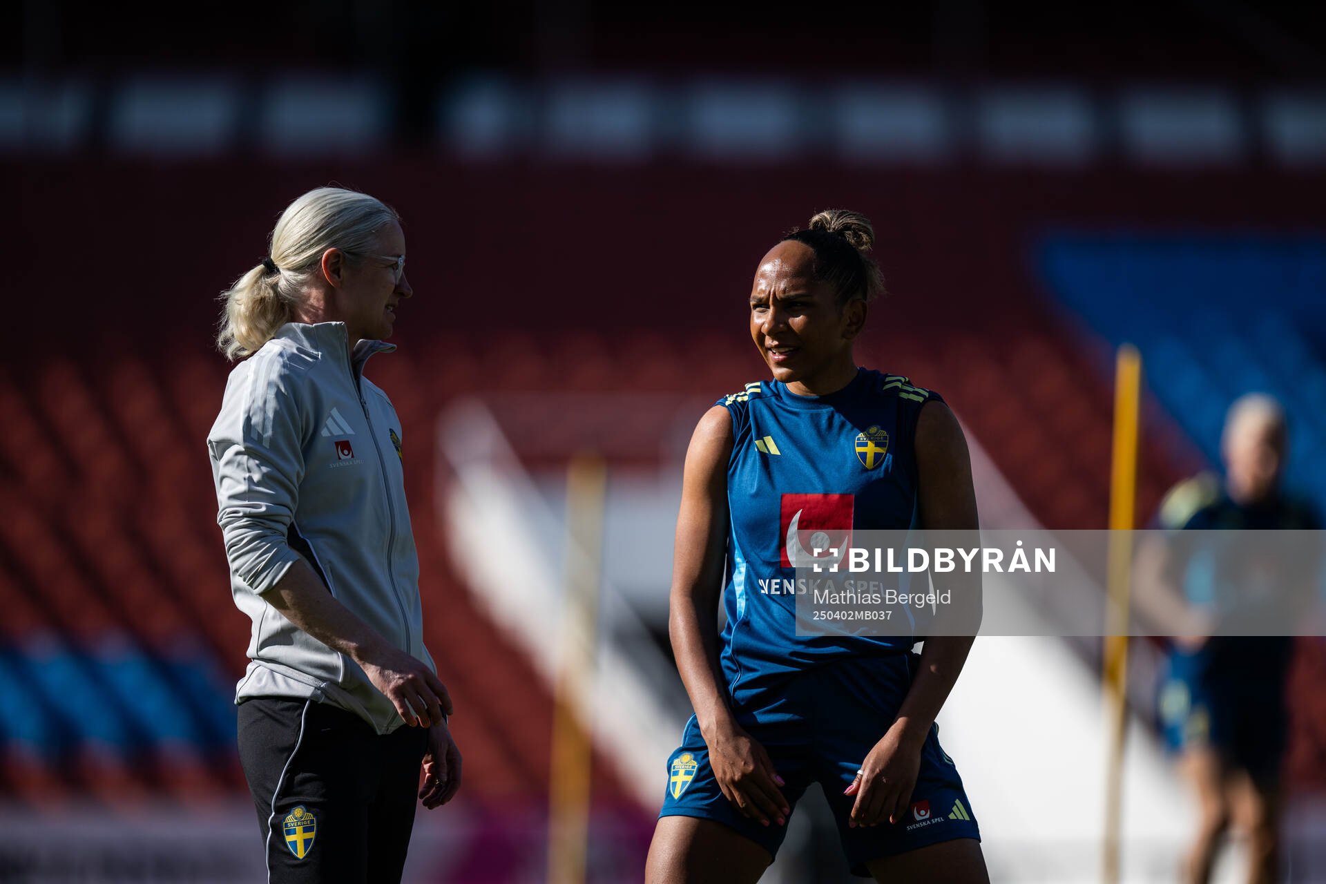 Assistant coach Victoria Sandell and Madelen Janogy