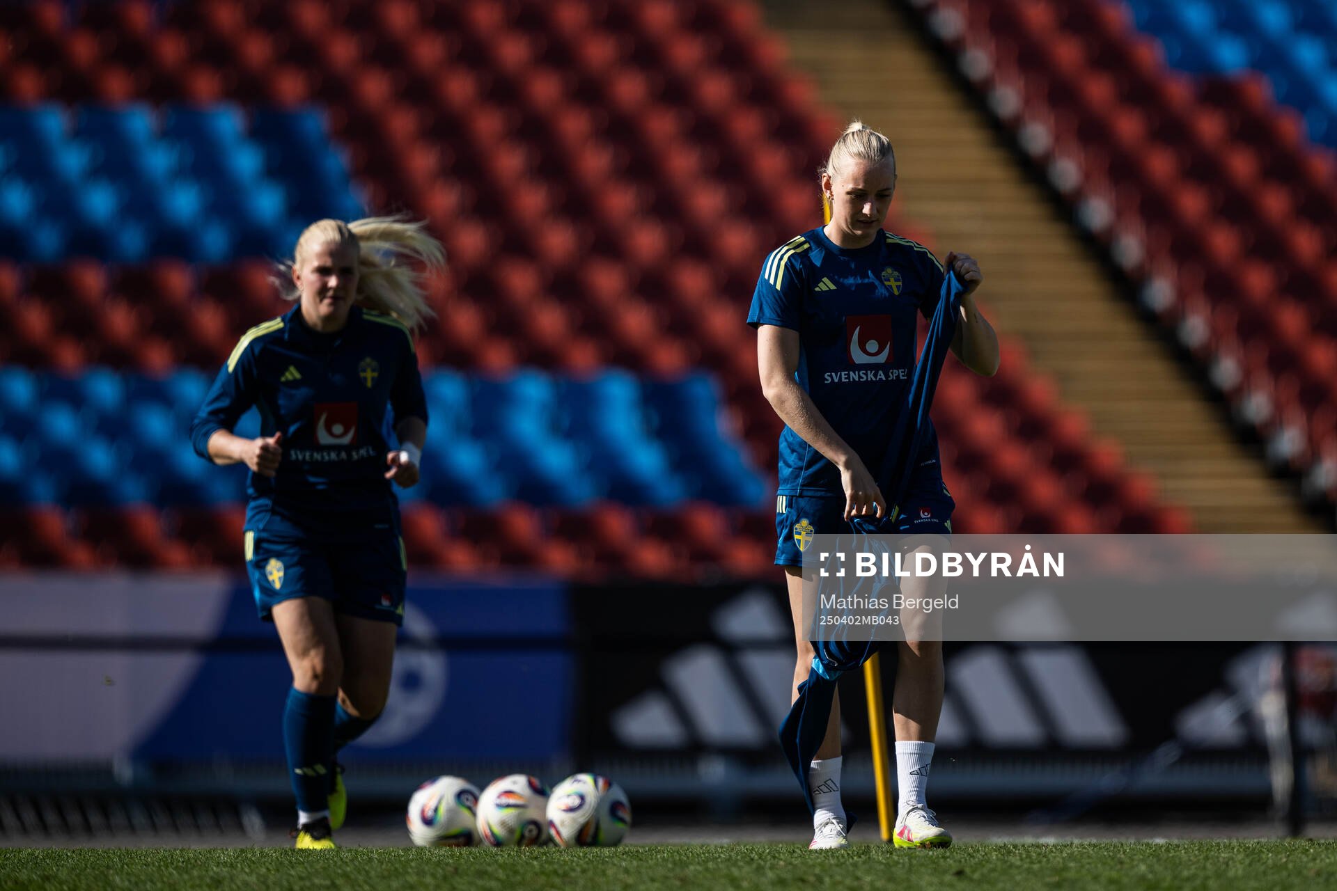 Goalkeeper Emma Holmgren and Stina Blackstenius