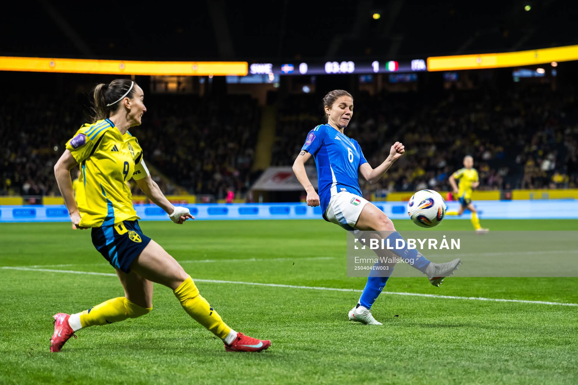 Kosovare Asllani of Sweden and Manuela Giugliano of Italy