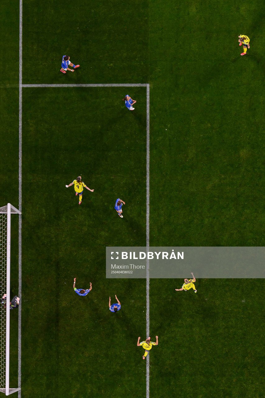 Kosovare Asllani of Sweden celebrates