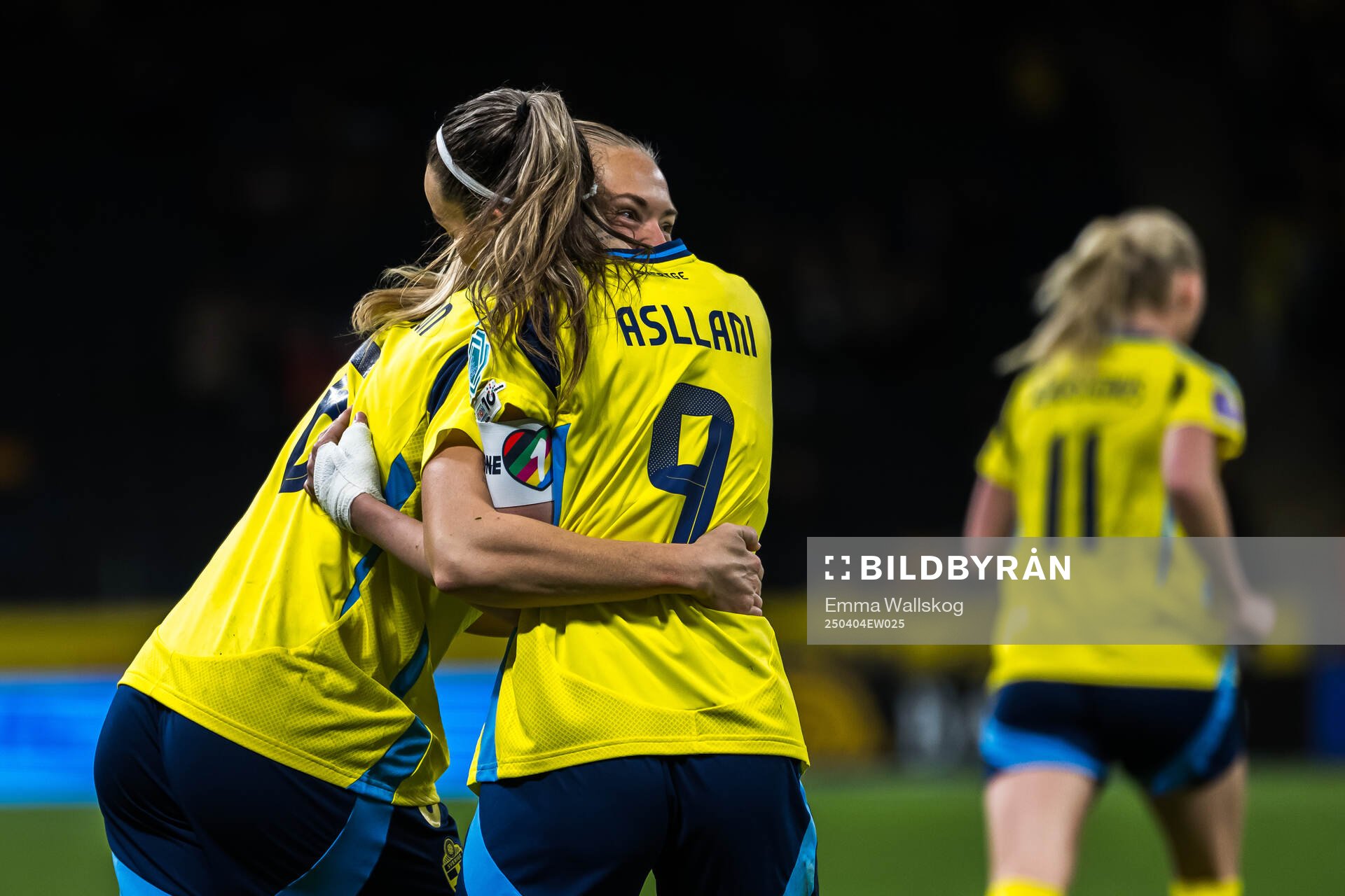 Magdalena Eriksson celebrates with Kosovare Asllani of