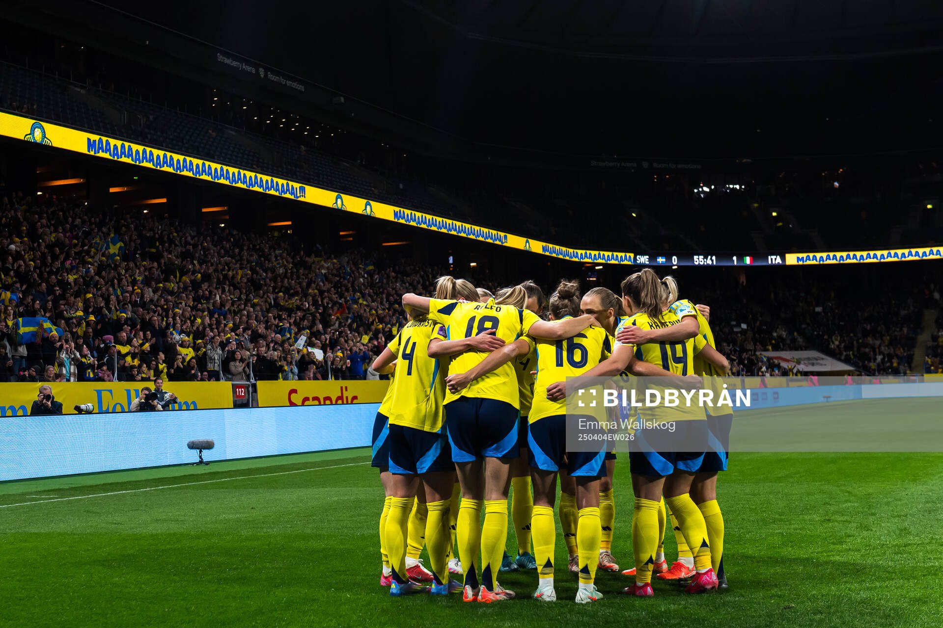 Kosovare Asllani of Sweden celebrates with team mates