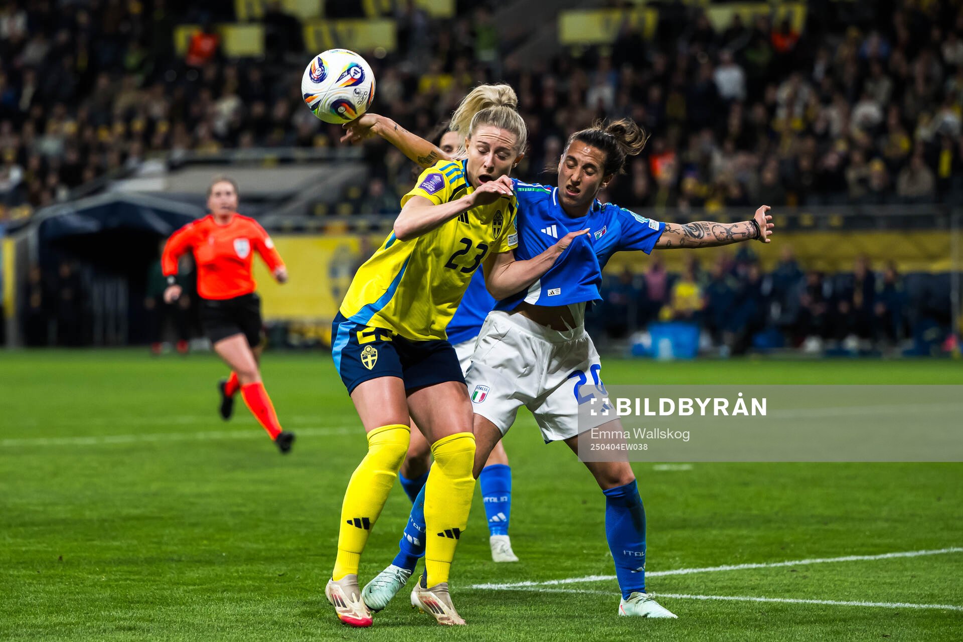 Elisabetta Oliviero of Italy gets the ball