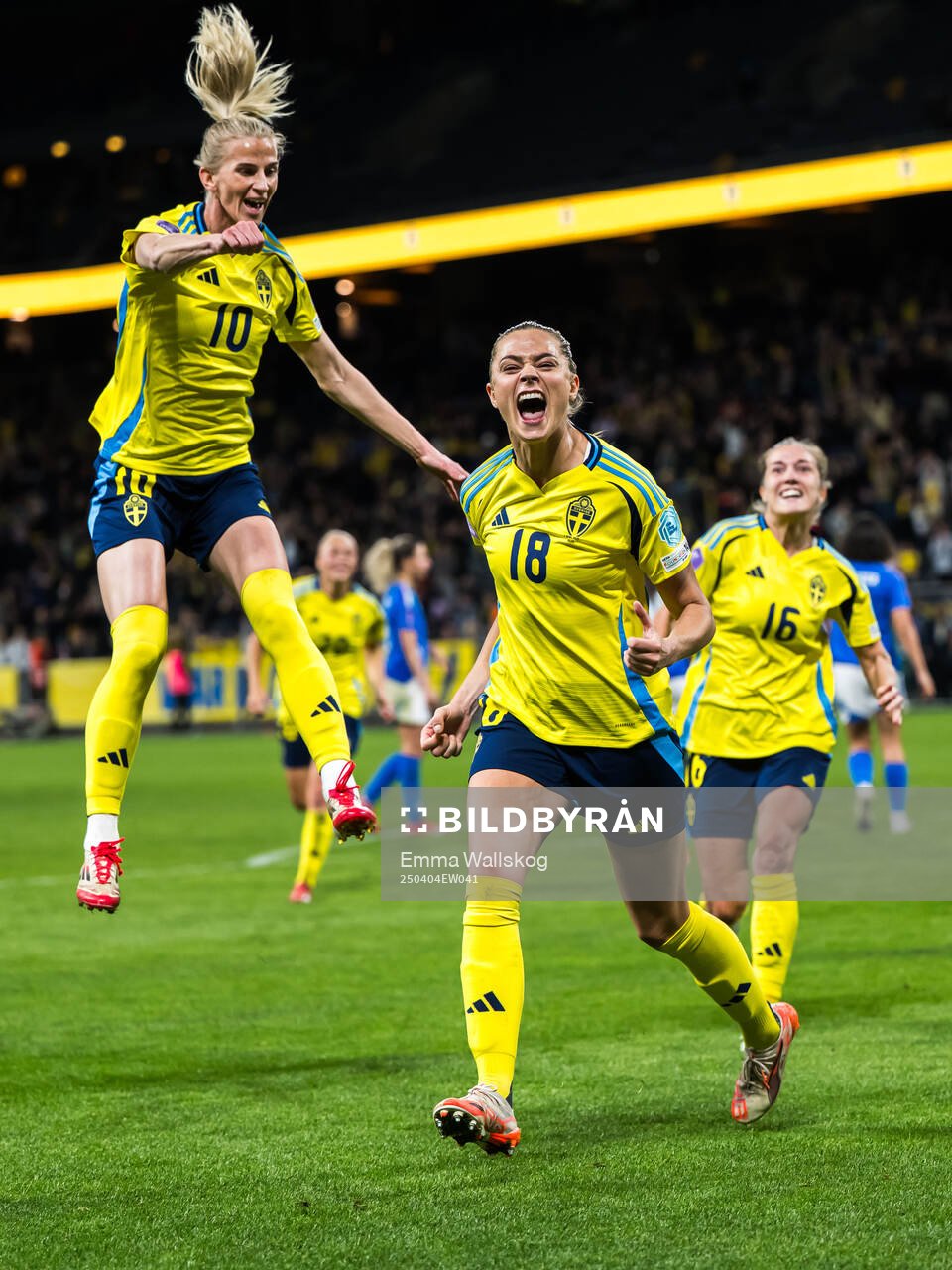 Sofia Jakobsson of Sweden celebrates with Fridolina Rolfö