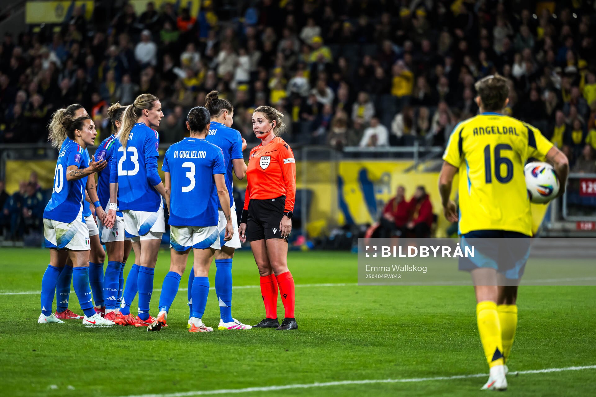 Players of Italy react toward r eferee Alina Pe?u