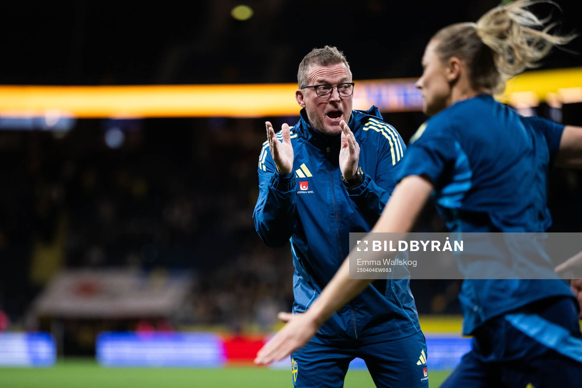 Goalkeeper coach Leif Troedsson and Fridolina Rolfö of
