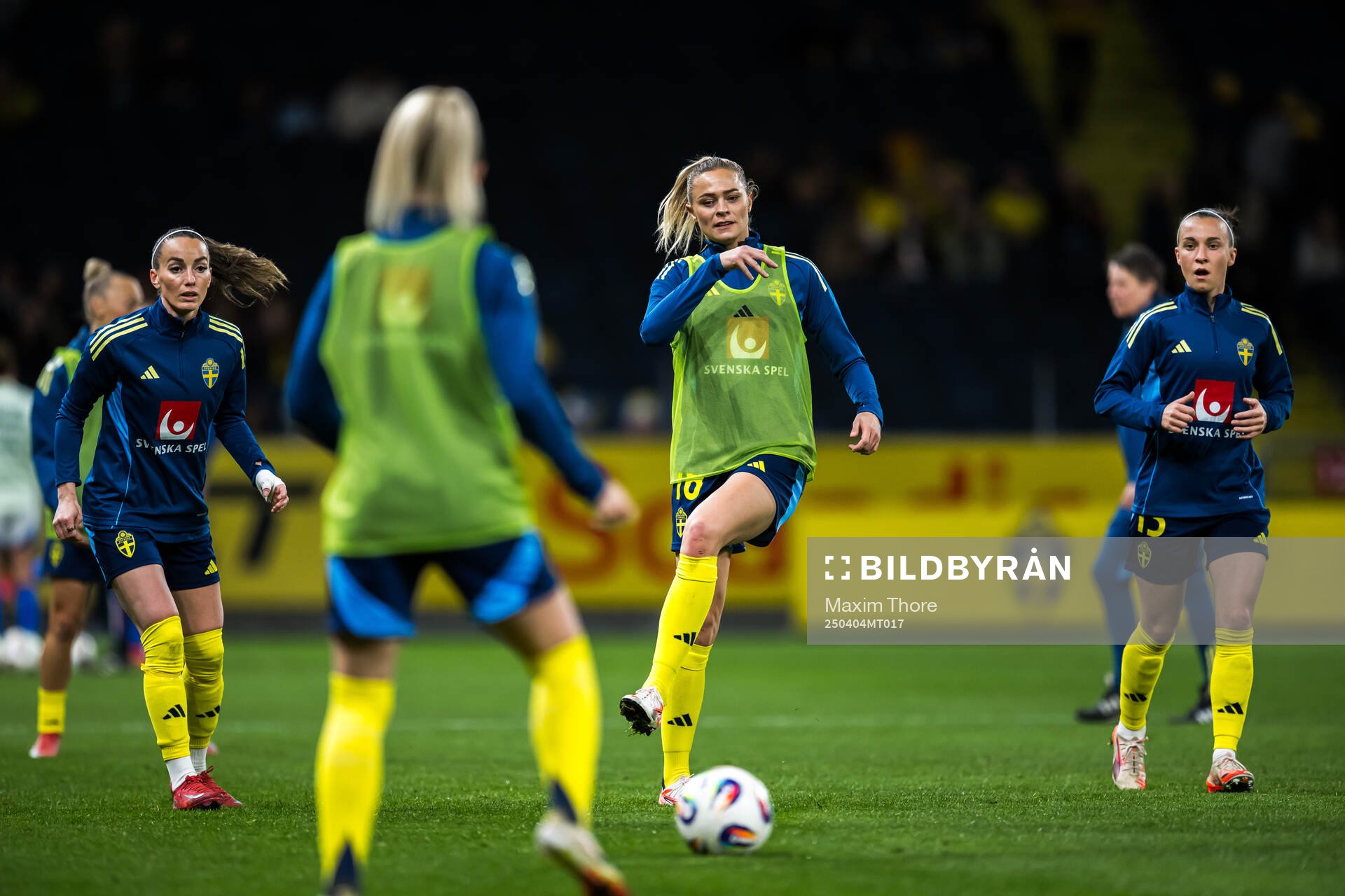 Kosovare Asllani, Fridolina Rolfö and Julia Zigiotti Olme