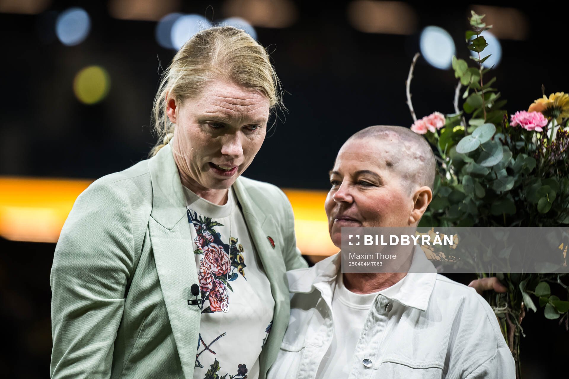 Former national team goalkeeper Hevig Lindahl is celebrated