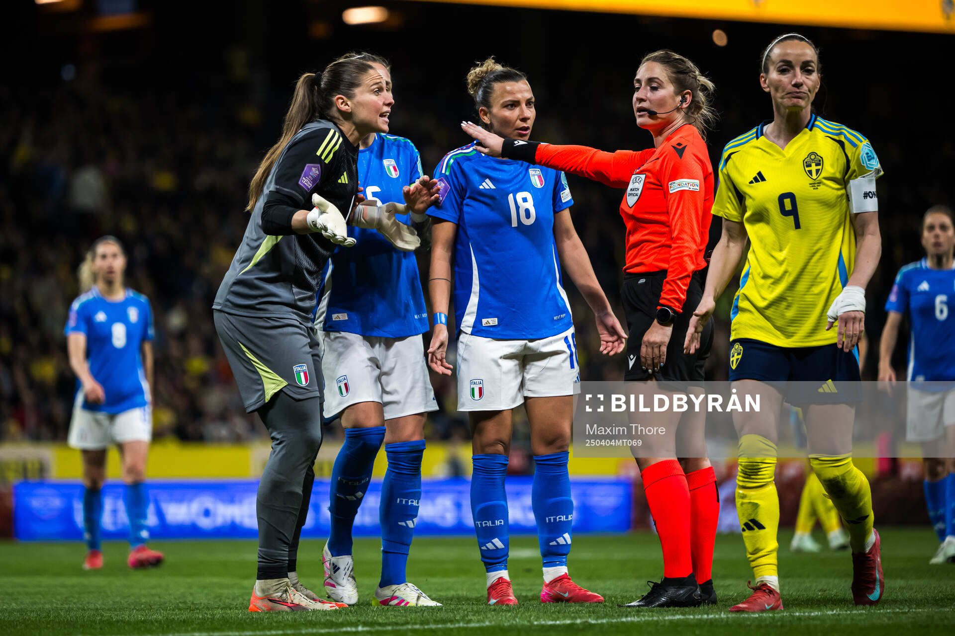 Laura Giuliani and Fridolina Rolfö of Italy react towards referee Alina Pe?u during the UEFA Women's Nations League football match between Sweden and Italy on April 4, 2025 in Stockholm.
