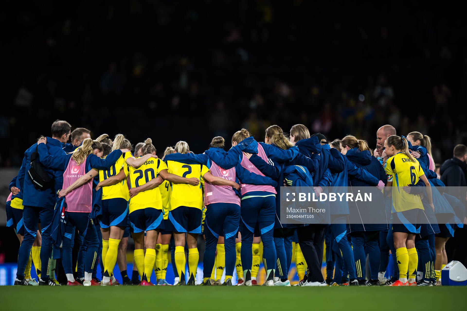Players of Sweden gather