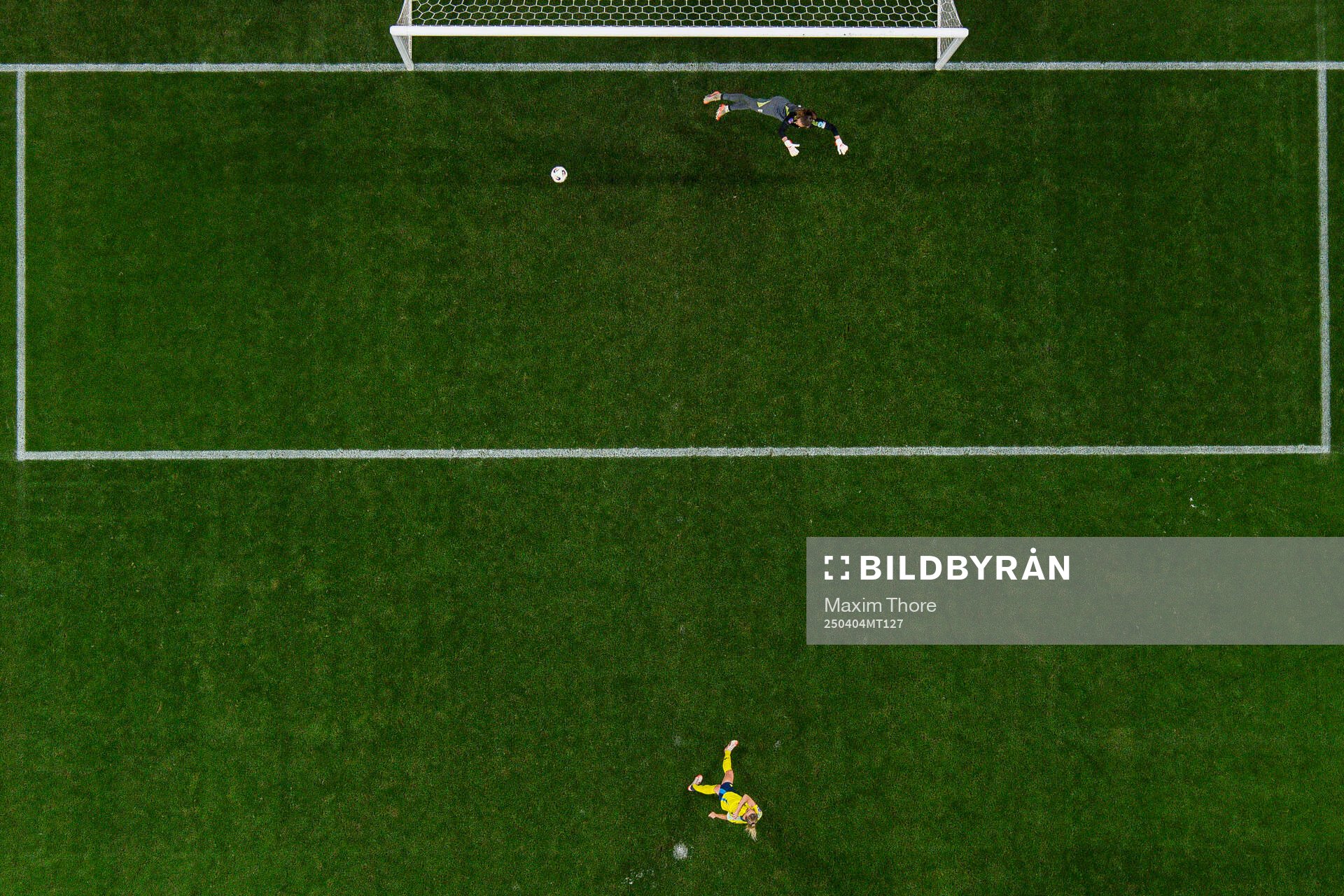 Fridolina Rolfö of Sweden scores the 3-2 goal behind goalkeeper Laura Giuliani of Italy during the UEFA Women's Nations League football match between Sweden and Italy on April 4, 2025 in Stockholm.