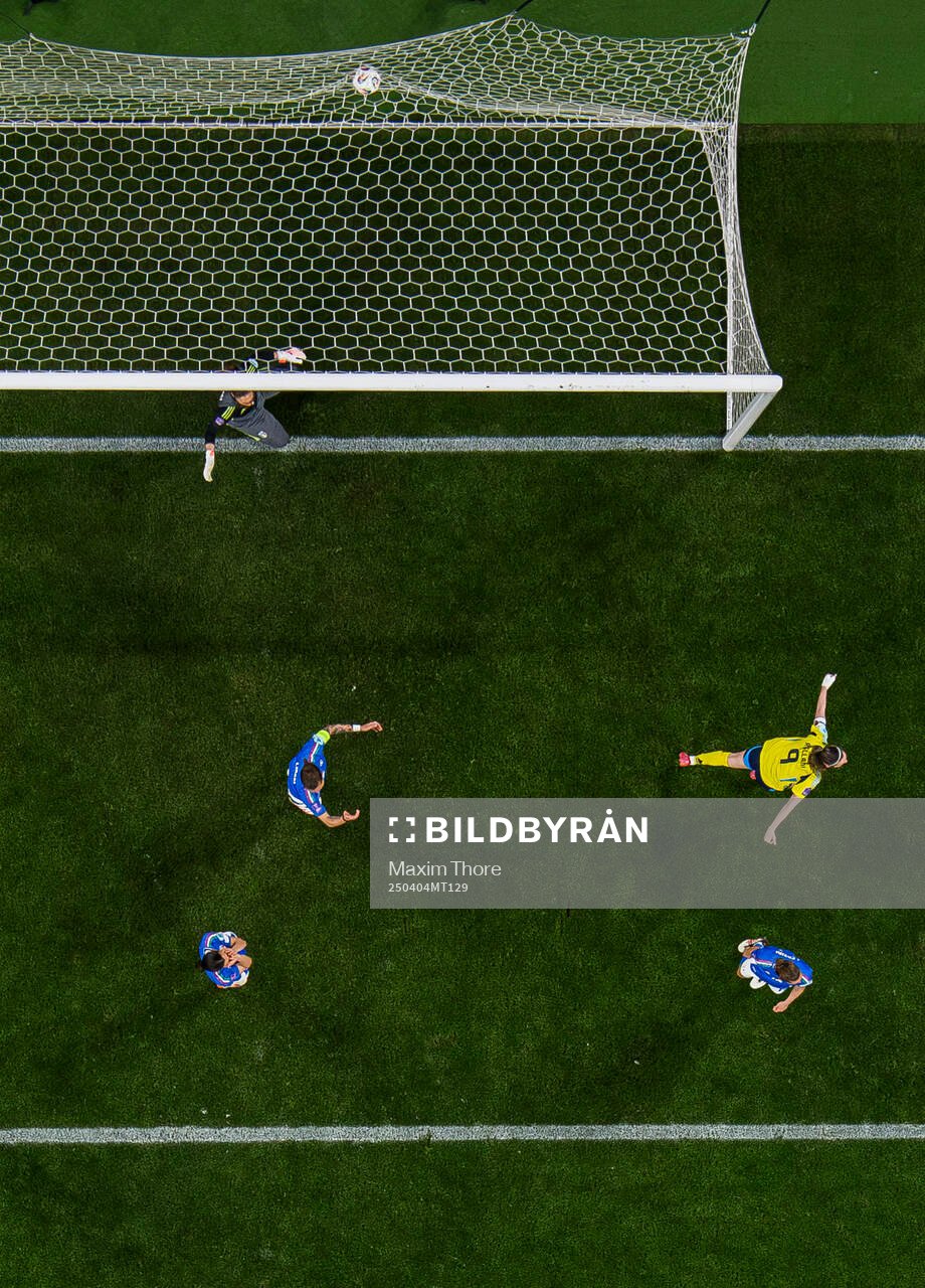 Kosovare Asllani of Sweden celebrates