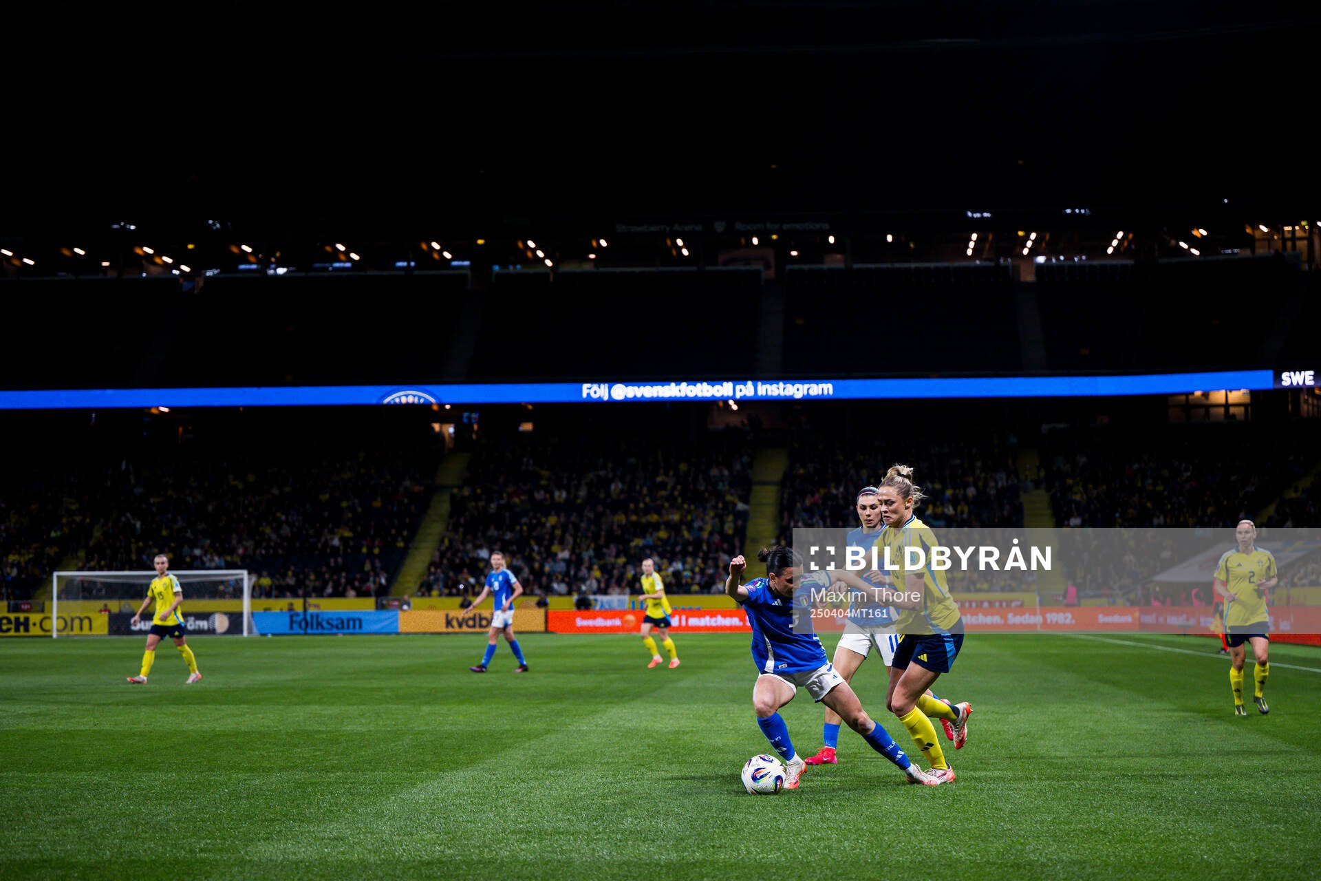 Lucia Di Guglielmo of Italy and Fridolina Rolfö of Sweden during the UEFA Women's Nations League football match between Sweden and Italy on April 4, 2025 in Stockholm.