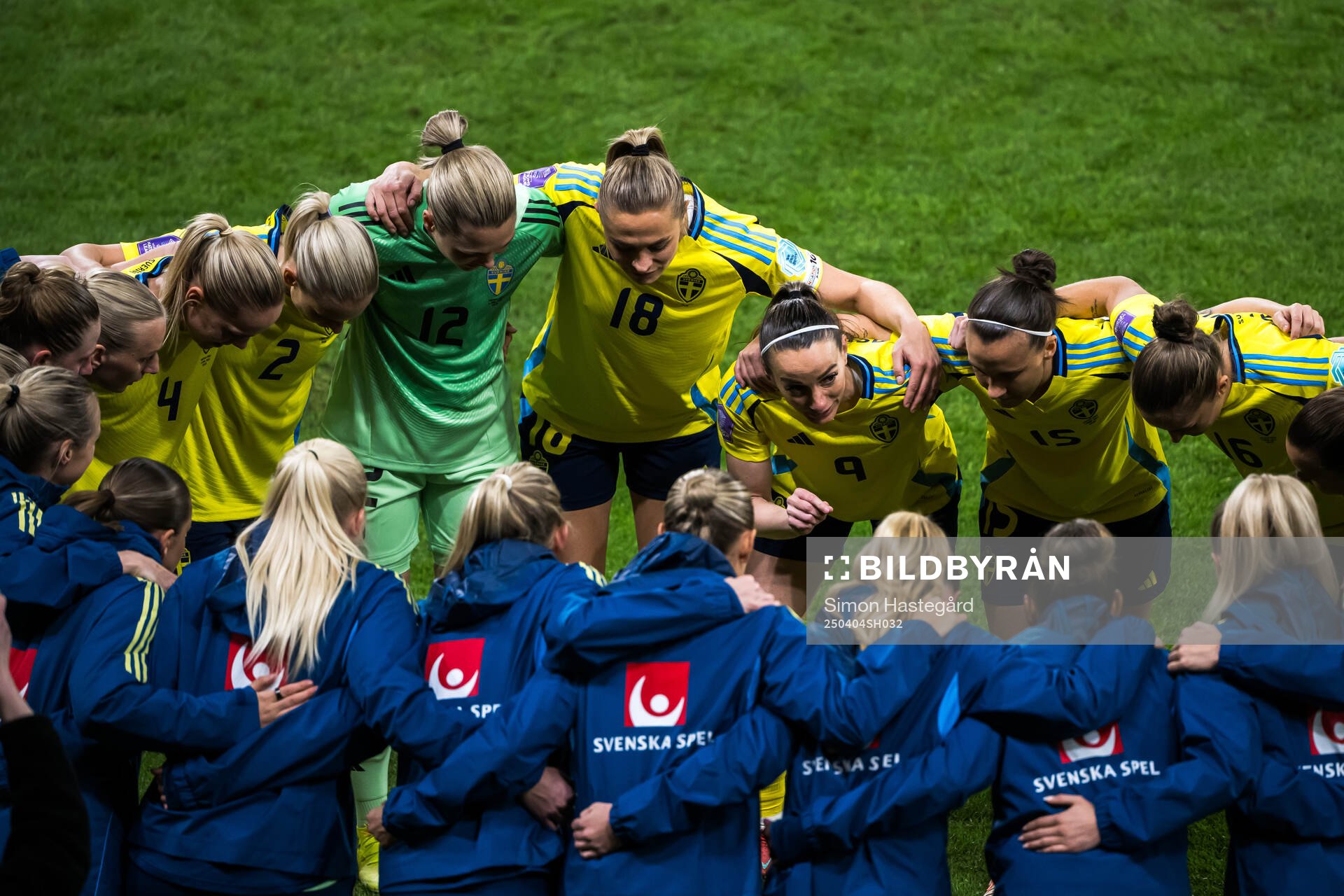 Players of Sweden gather