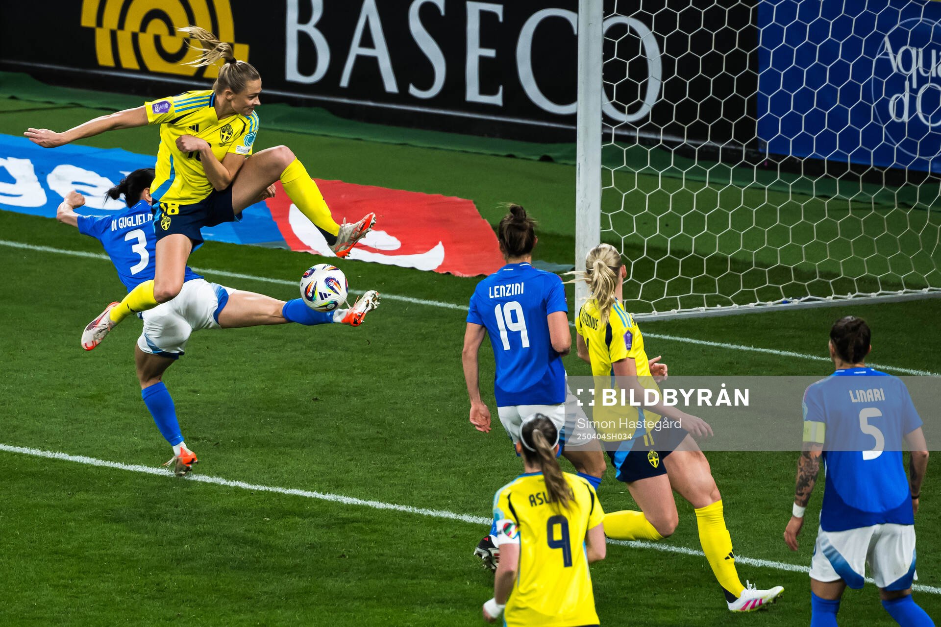 Lucia Di Guglielmo of Italy and Fridolina Rolfö of Sweden