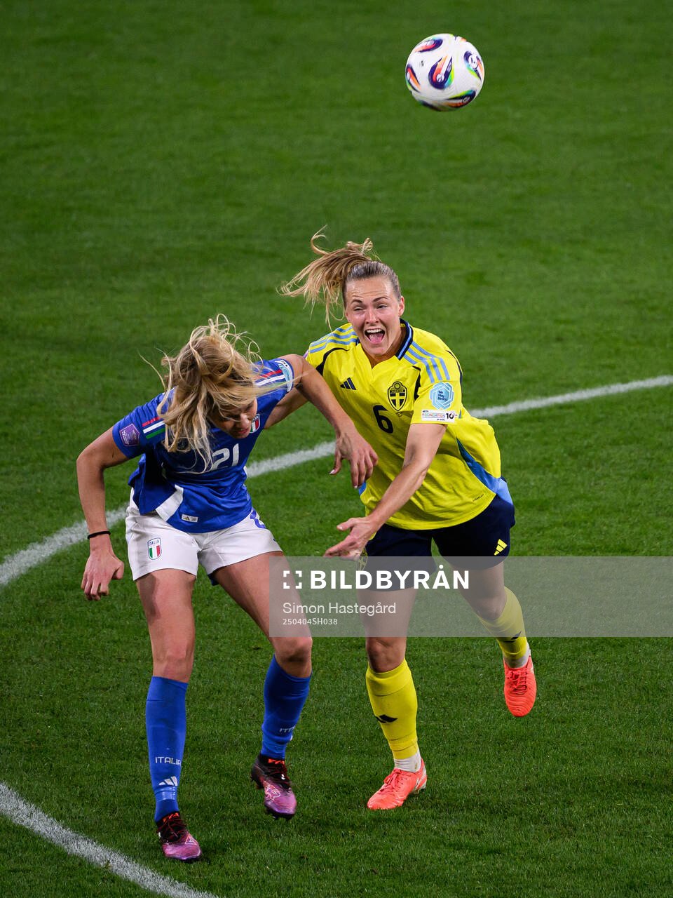 Michela Cambiaghi of Italy and Magdalena Eriksson of Sweden during the UEFA Women's Nations League football match between Sweden and Italy on April 4, 2025 in Stockholm.