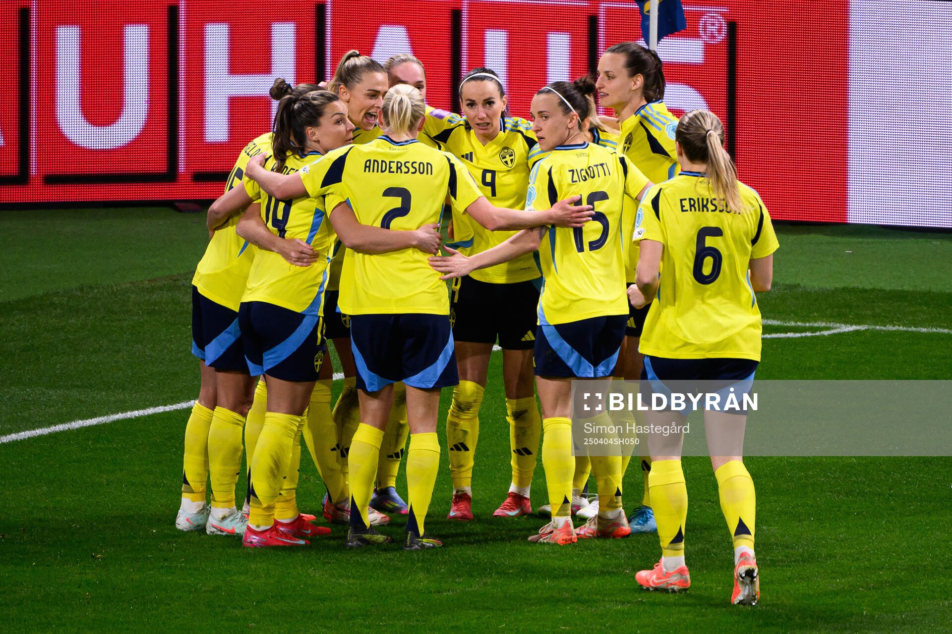 Kosovare Asllani of Sweden celebrates with team mates
