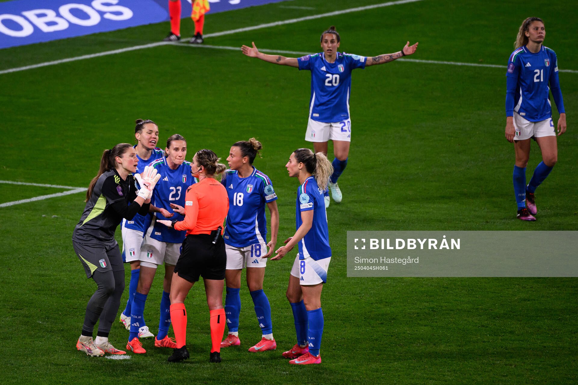 Players of Italy react toward referee Alina Pe?u