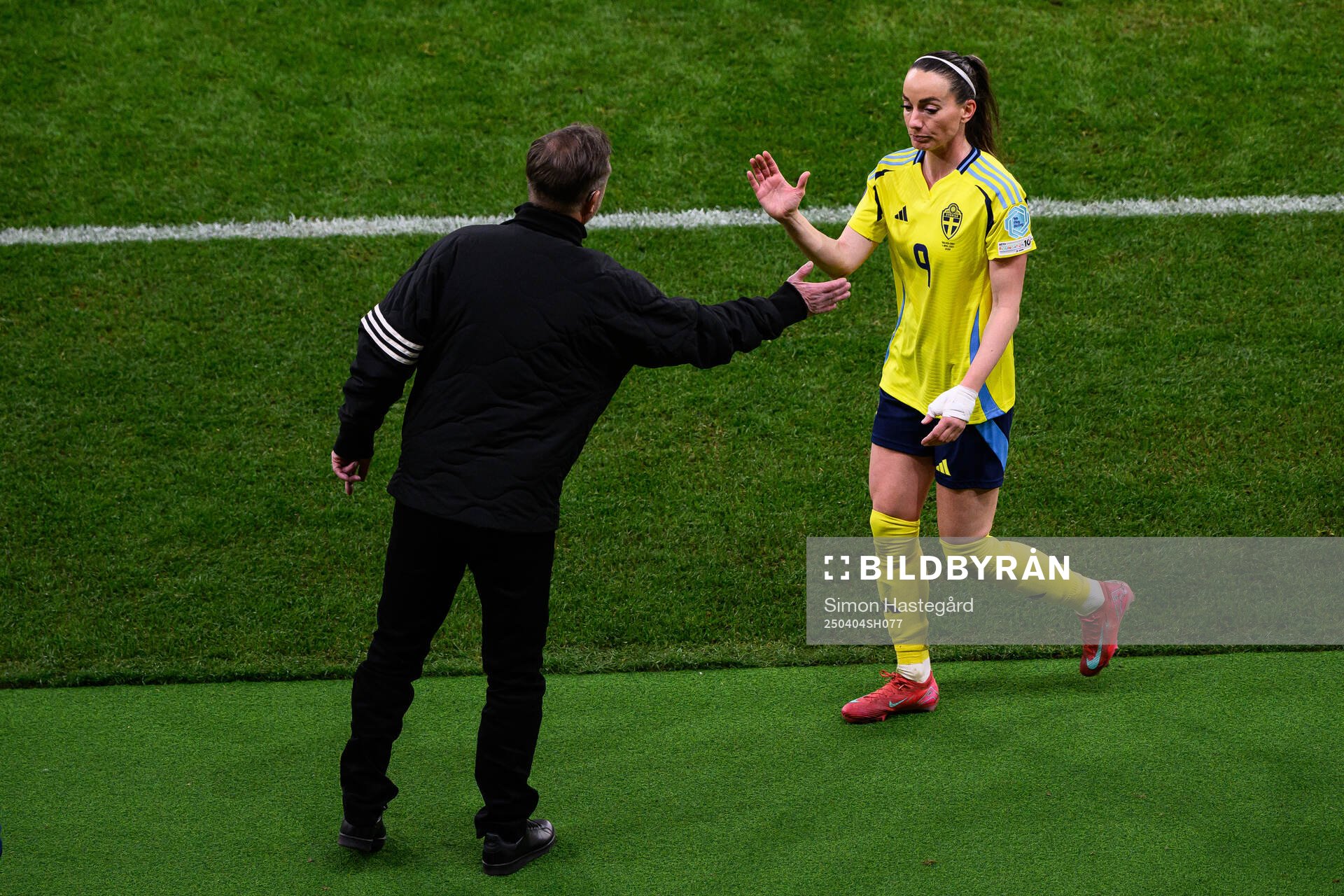 Head coach Peter Gerhardsson and Kosovare Asllani of Sweden