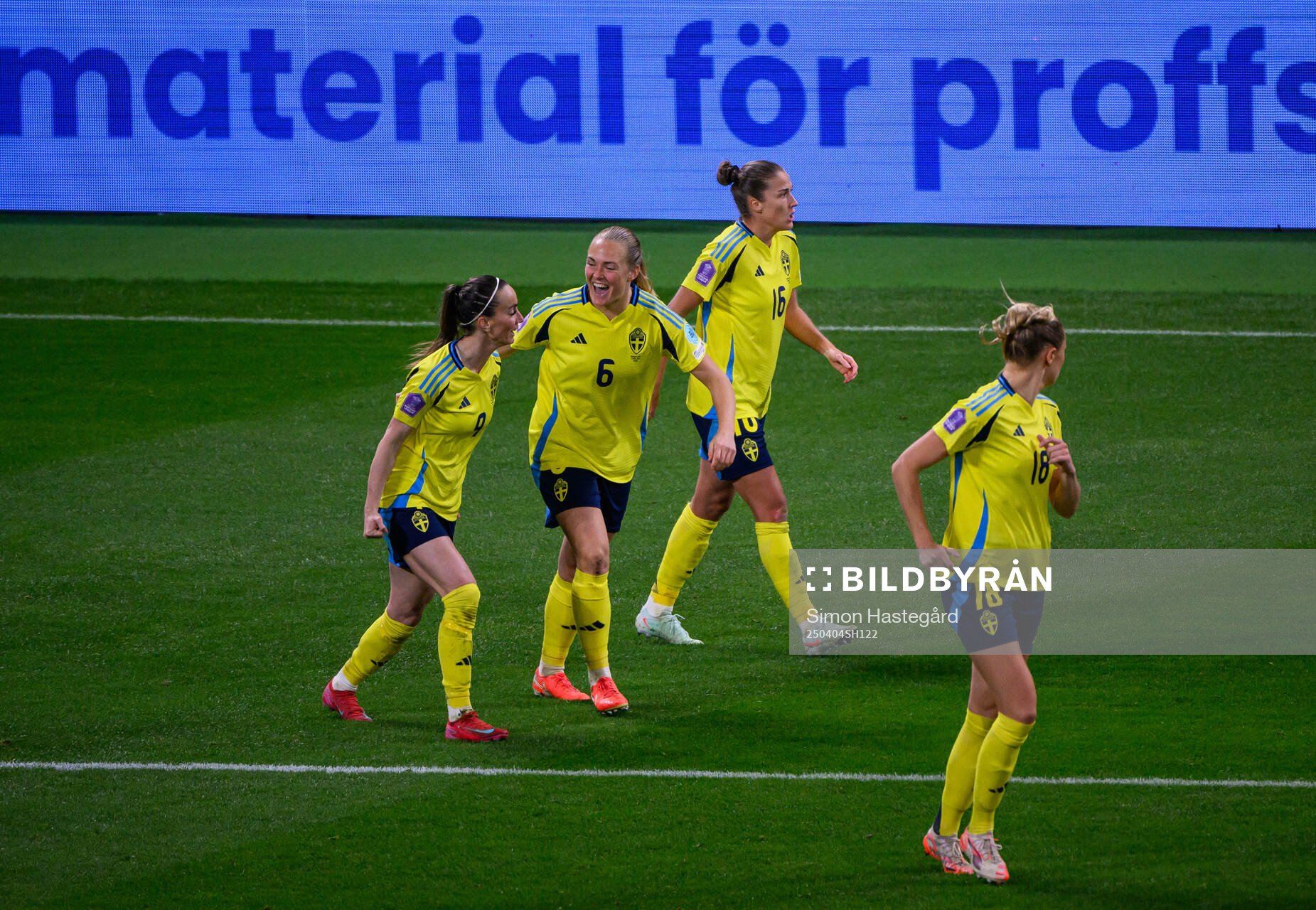 Kosovare Asllani, Magdalena Eriksson and Filippa Angeldahl