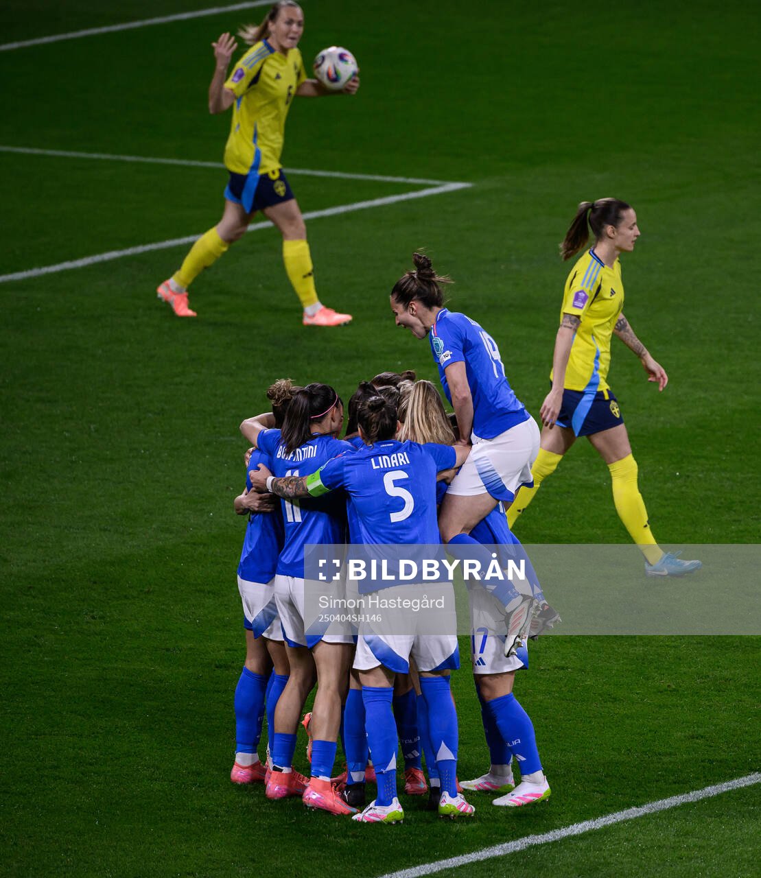 Players of Italy celebrate the 0-1 goal