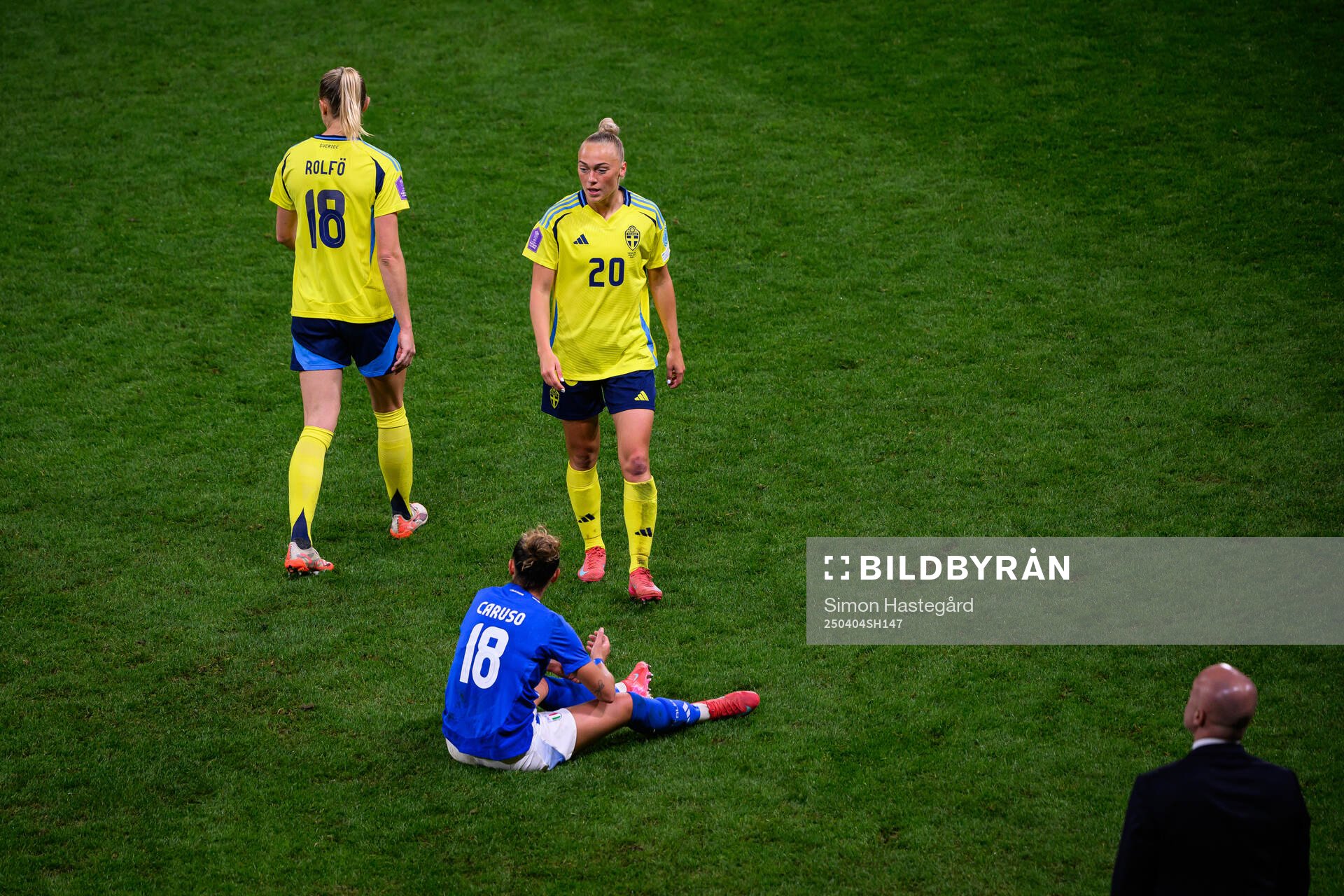 Fridolina Rolfö and Hanna Bennison of Sweden with Arianna Caruso of Italy during the UEFA Women's Nations League football match between Sweden and Italy on April 4, 2025 in Stockholm.