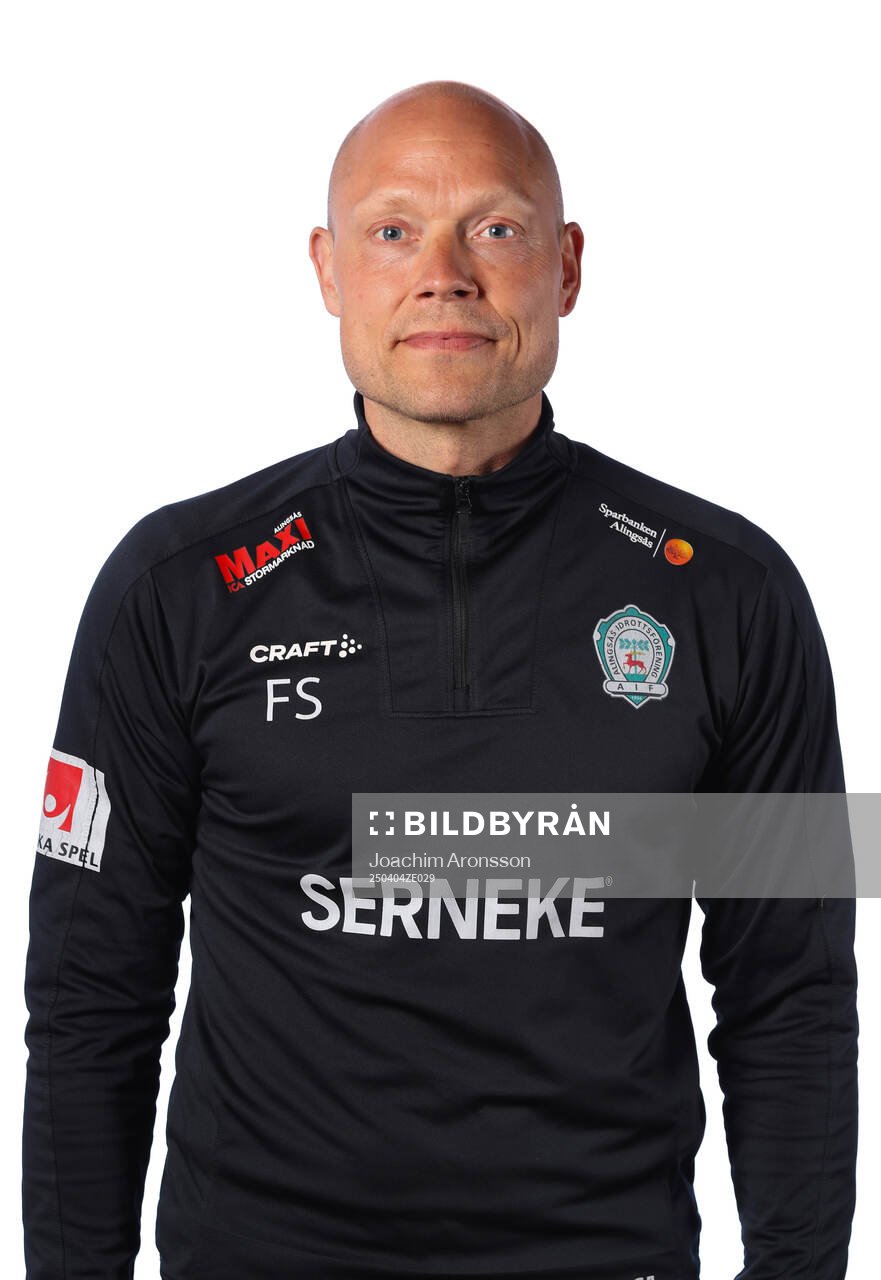 Allingsås målvaktstränare Fredrik Smith poserar för ett porträtt den 4 april 2025 i Allingsås.