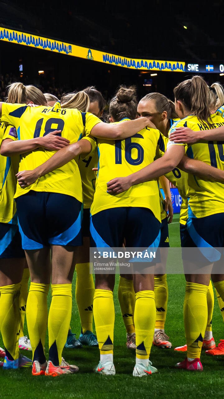 Kosovare Asllani of Sweden celebrates with team mates