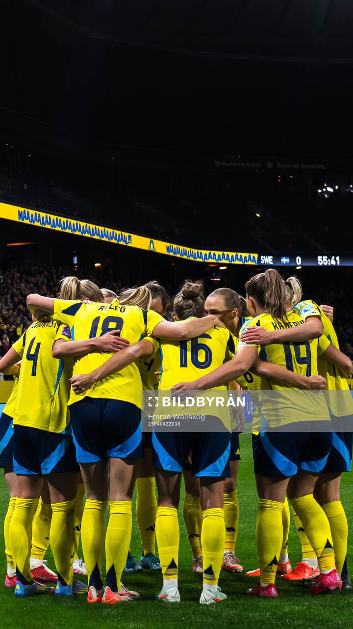 Kosovare Asllani of Sweden celebrates with team mates