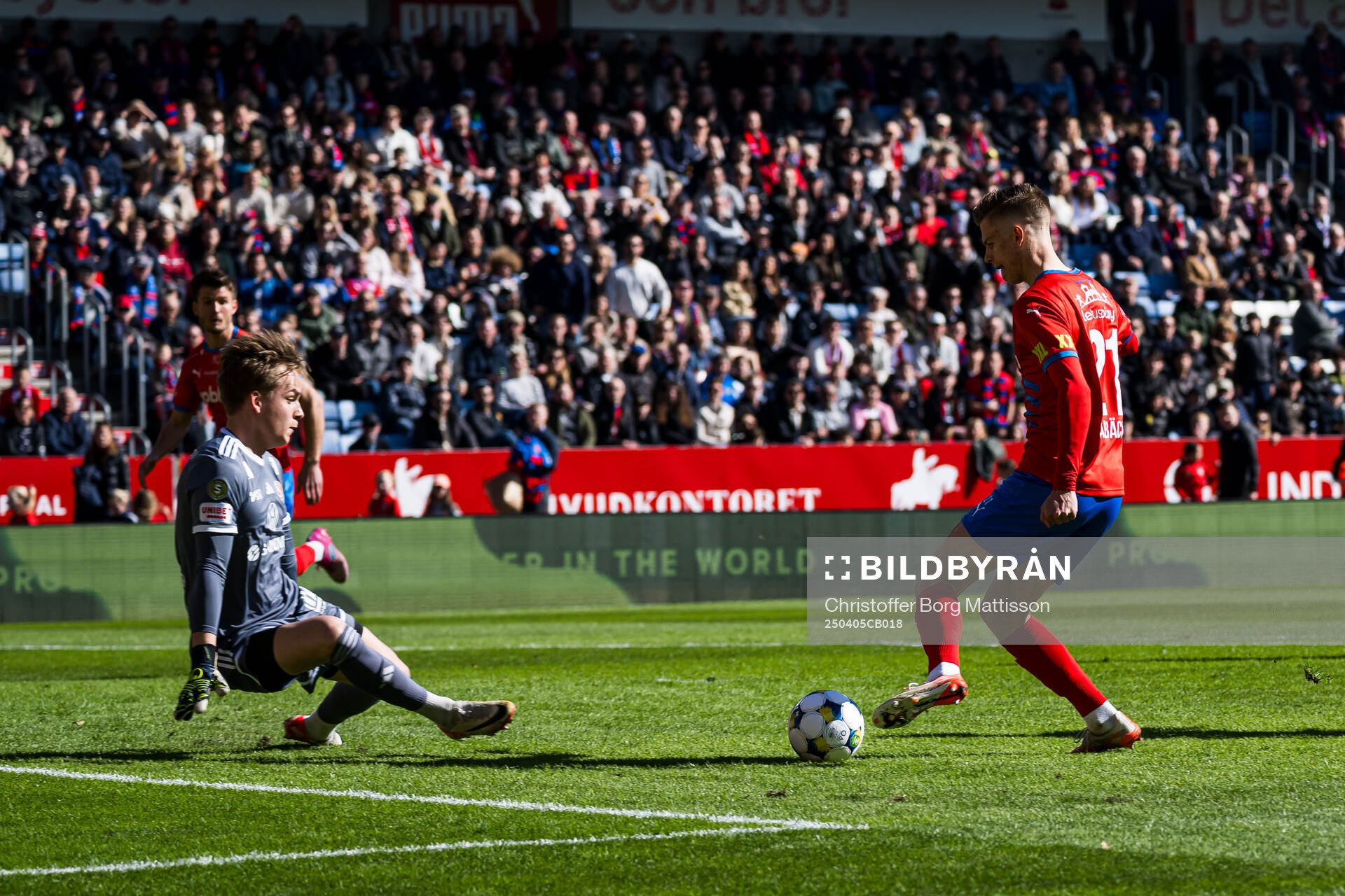 Sandvikens IFs målvakt Hannes Sveijer och Helsingborgs Adrian Svanbäck under fotbollsmatchen i Superettan mellan Helsingborg och Sandvikens IF den 5 april 2025 i Helsingborg.