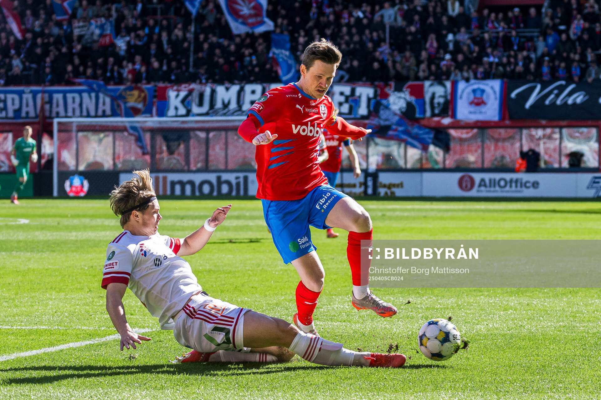 Sandvikens IFs Linus Tagesson och Helsingborgs Max Svensson under fotbollsmatchen i Superettan mellan Helsingborg och Sandvikens IF den 5 april 2025 i Helsingborg.