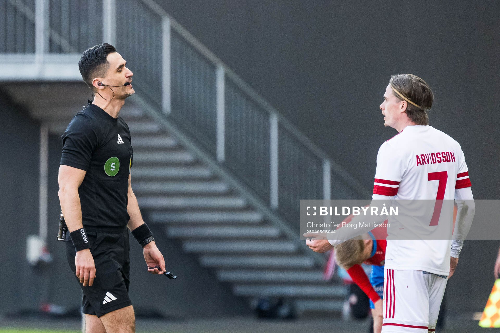 Domare Fikret Buqa och Sandvikens IFs Johan Arvidsson