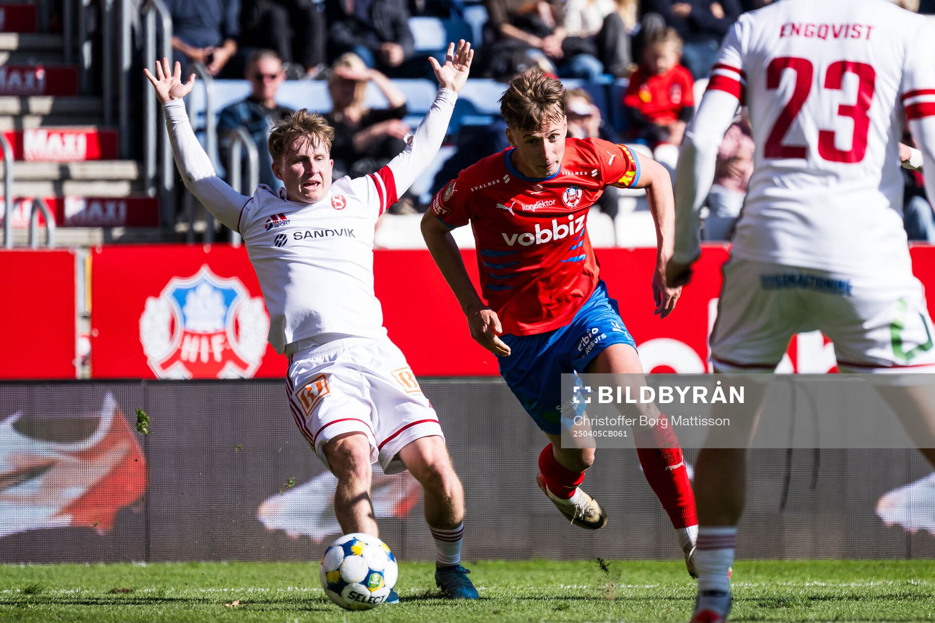 Sandvikens IFs Victor Backman och Helsingborgs Lukas Kjellnäs under fotbollsmatchen i Superettan mellan Helsingborg och Sandvikens IF den 5 april 2025 i Helsingborg.