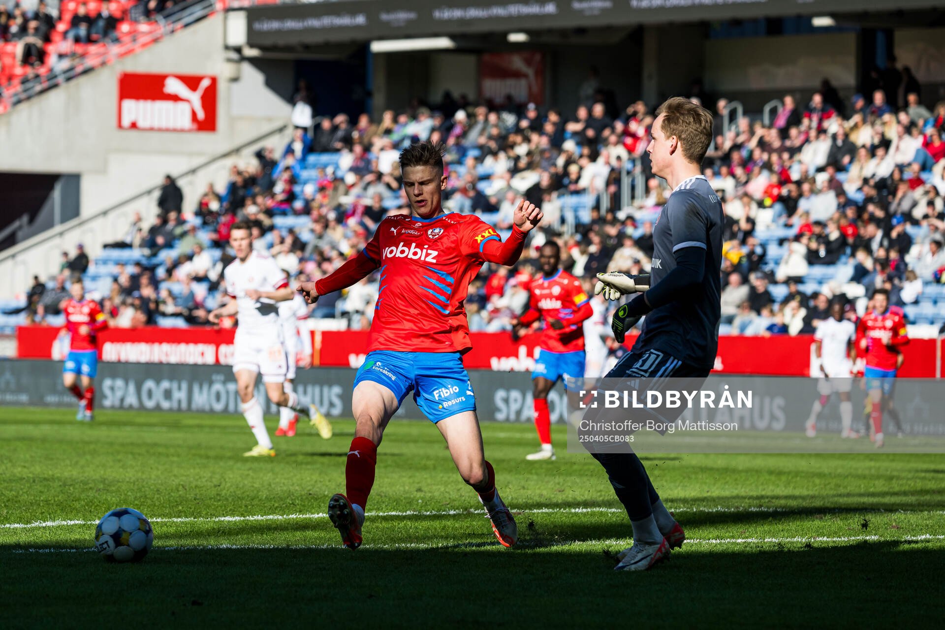 Helsingborgs Adrian Svanbäck och Sandvikens IFs målvakt