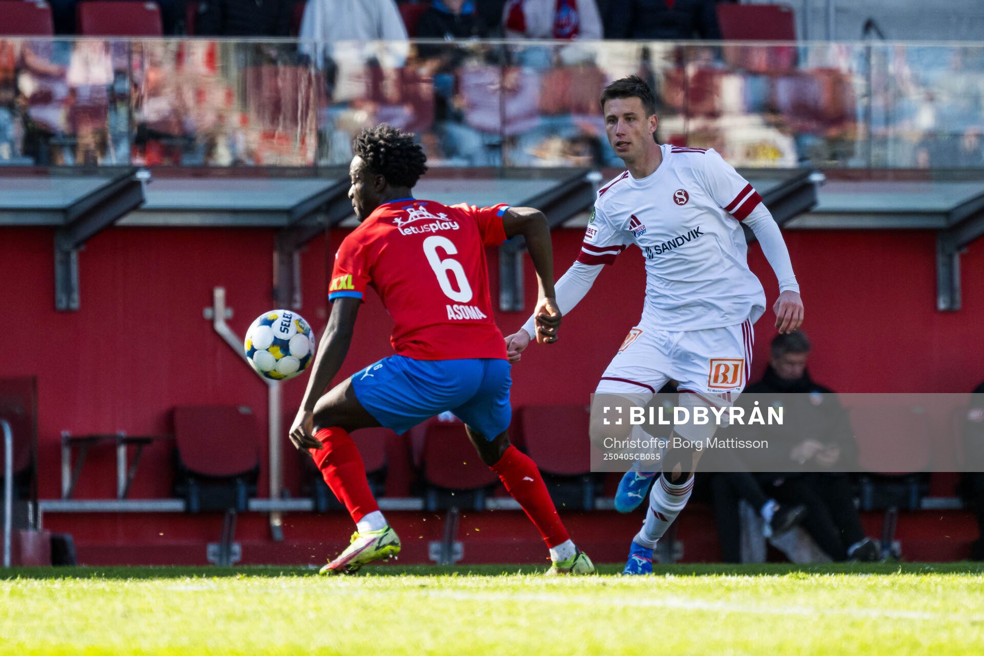 Helsingborgs Samuel Asoma och Sandvikens IFs Filip Olsson