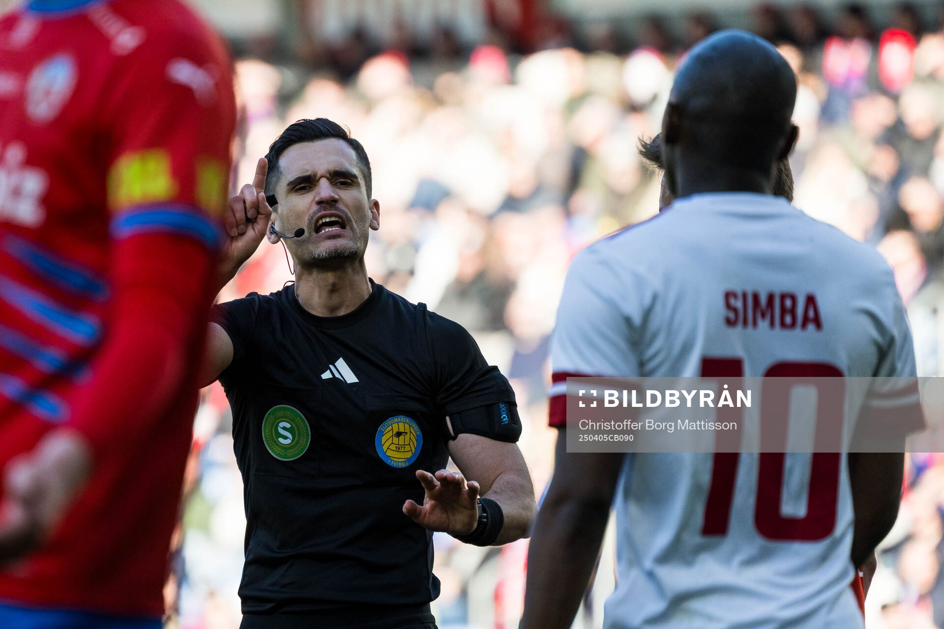 Domare Fikret Buqa och Sandvikens IFs Moonga Simba