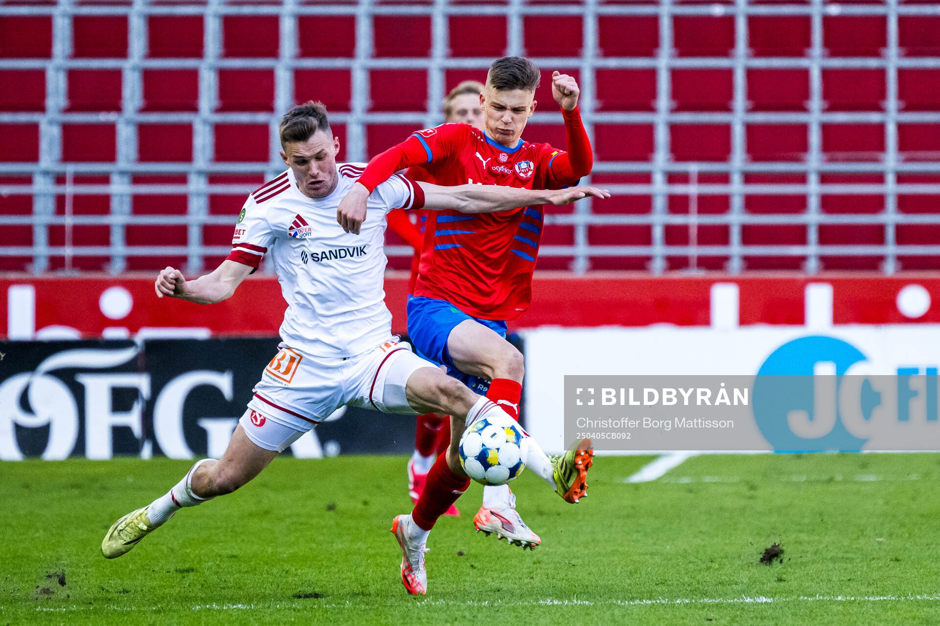 Sandvikens IFs Daniel Söderberg och Helsingborgs Adrian Svanbäck under fotbollsmatchen i Superettan mellan Helsingborg och Sandvikens IF den 5 april 2025 i Helsingborg.