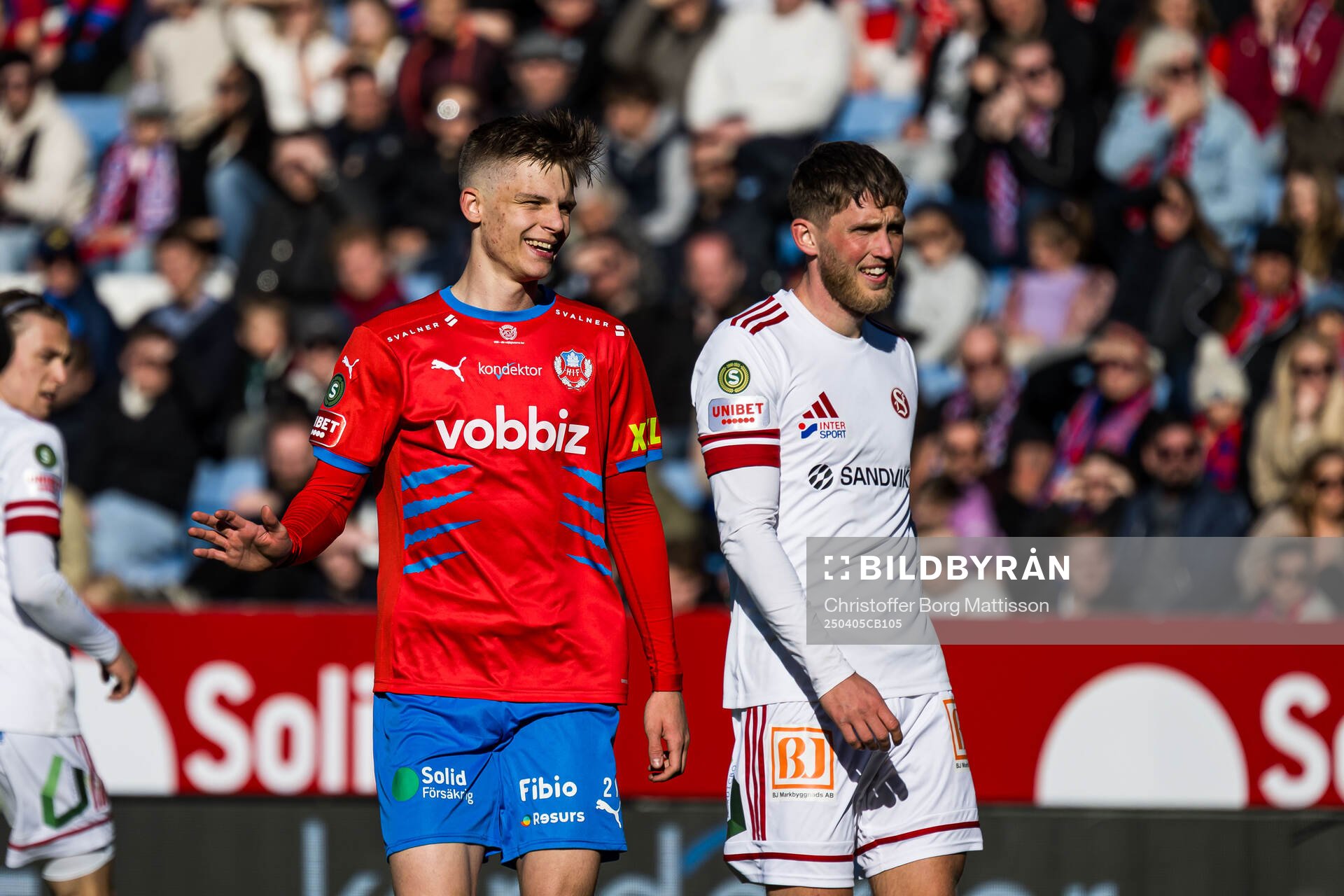 Helsingborgs Adrian Svanbäck och Sandvikens IFs Emil Engqvist under fotbollsmatchen i Superettan mellan Helsingborg och Sandvikens IF den 5 april 2025 i Helsingborg.