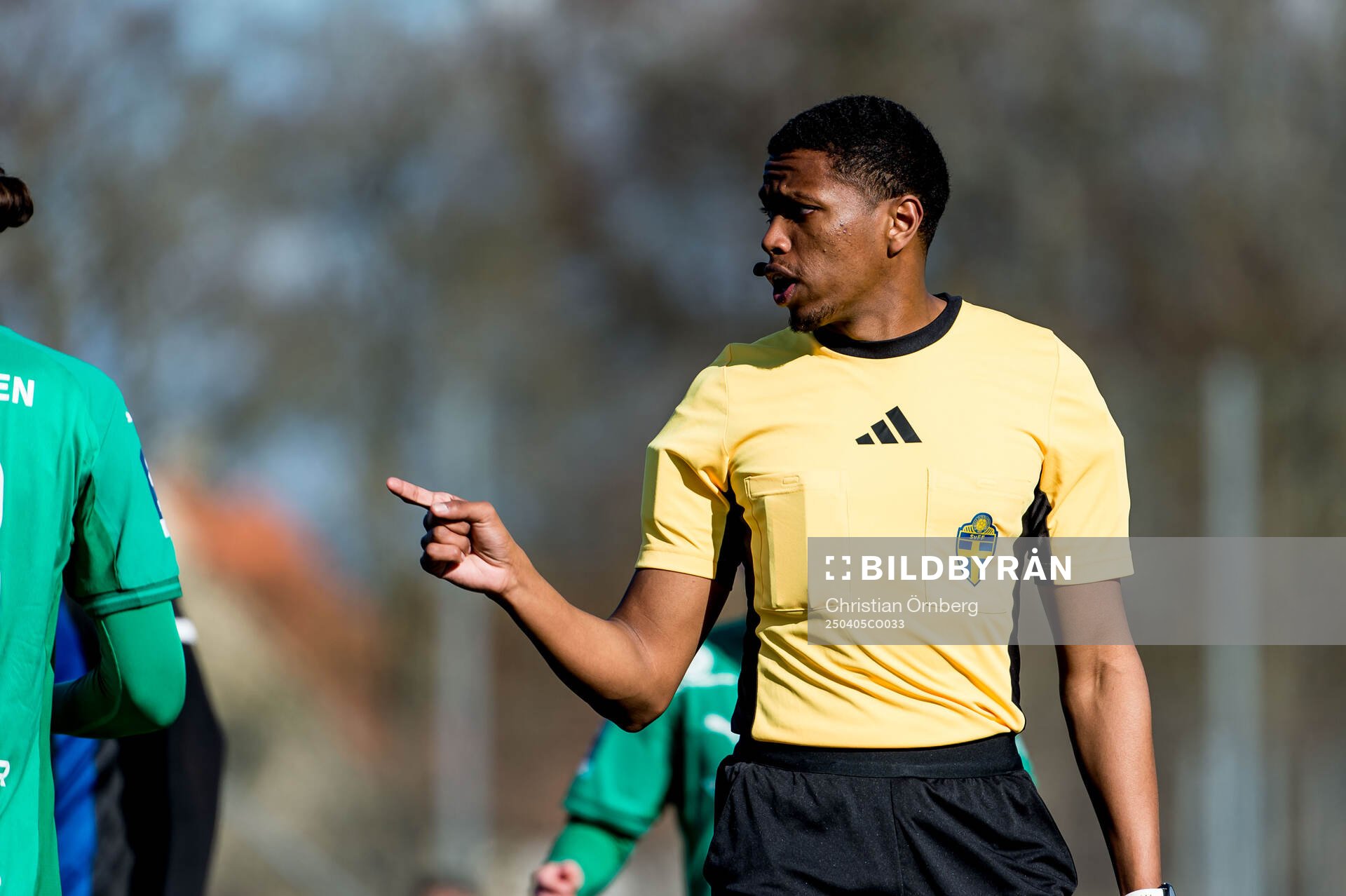 Domare Abdinaser Bashir under fotbollsmatchen i Division 1 Södra mellan BK Olympic och IFK Skövde den 5 april 2025 i Malmö. 