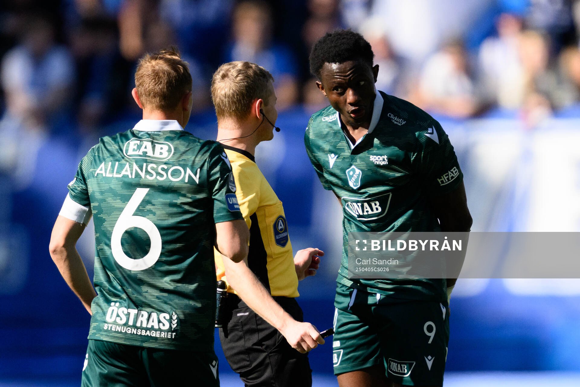 Halmstads Yannick Agnero reagerar mot domare Fredrik Klitte