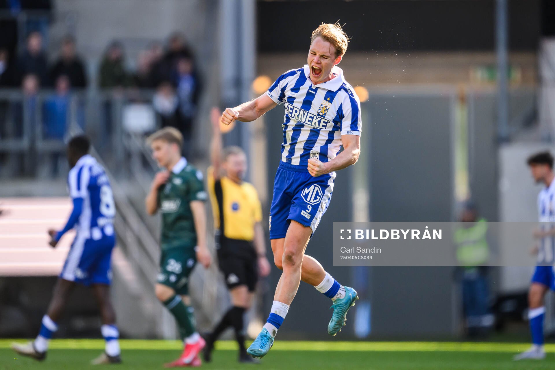 IFK Göteborgs Max Fenger jublar efter fotbollsmatchen i Allsvenskan mellan IFK Göteborg och Halmstad den 5 april 2025 i Göteborg. 