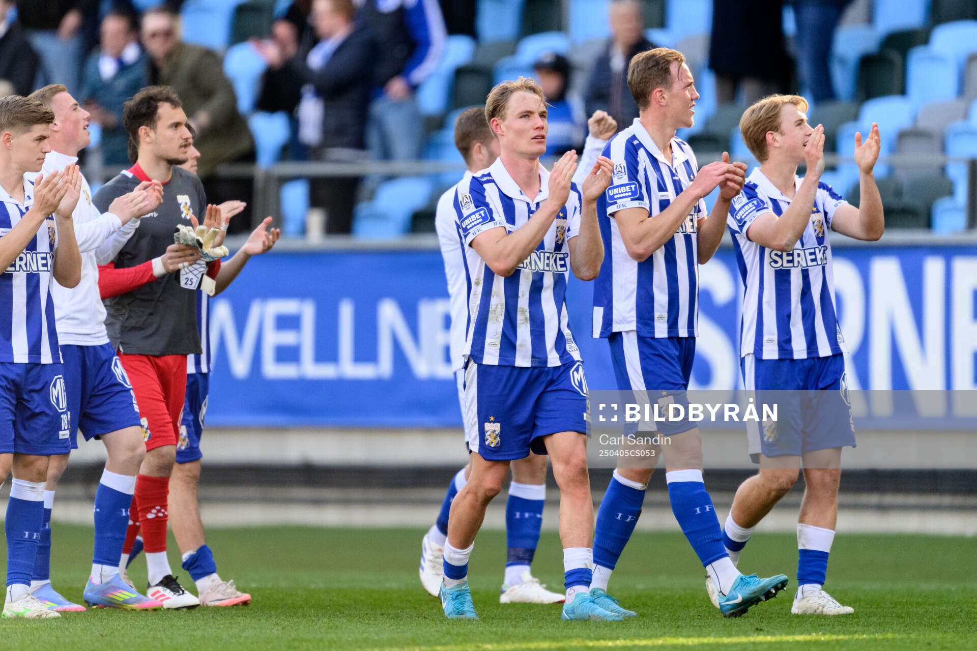IFK Göteborgs Max Fenger tackar publiken